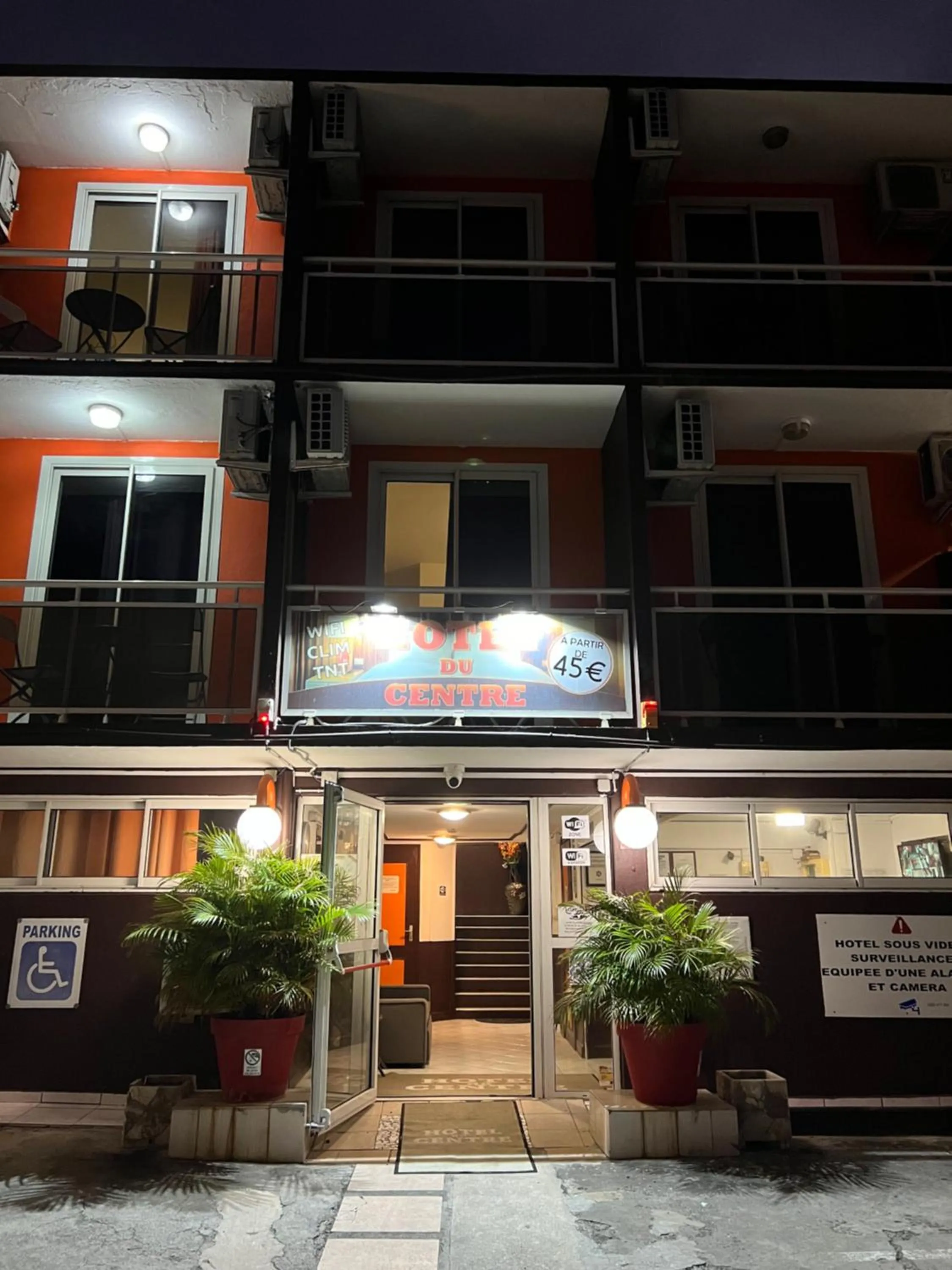 Property building in Hôtel Du Centre