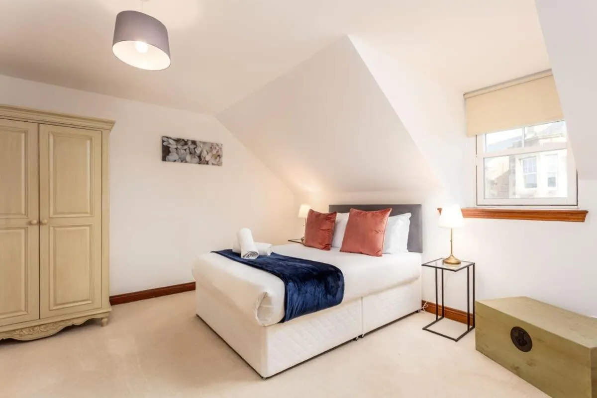 Bed in Cromwell Corner - Donnini Apartments