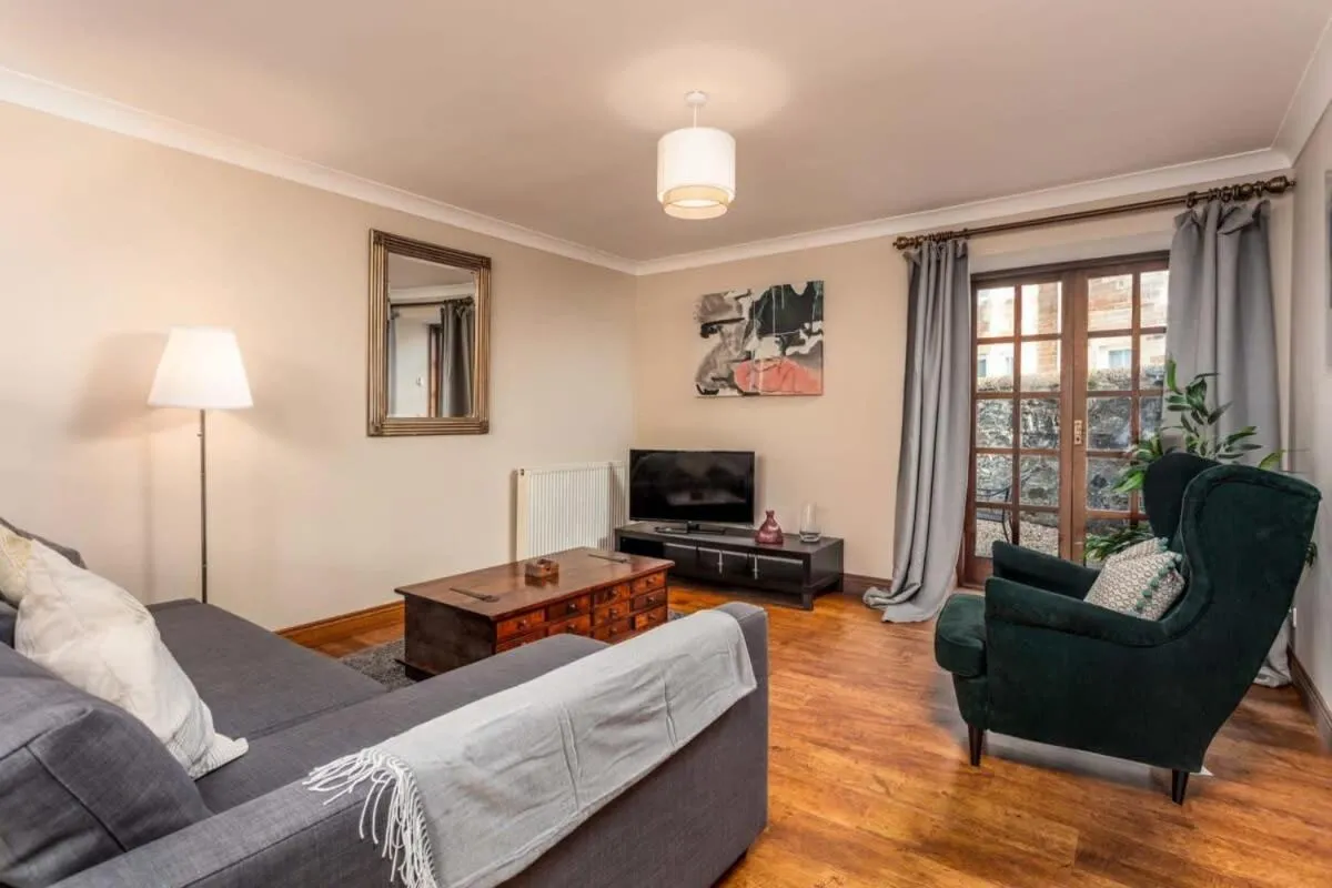 Seating area in Cromwell Corner - Donnini Apartments