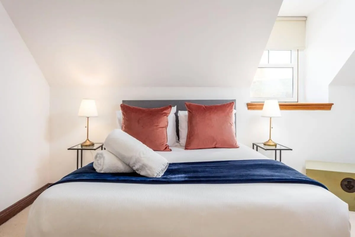 Bed in Cromwell Corner - Donnini Apartments