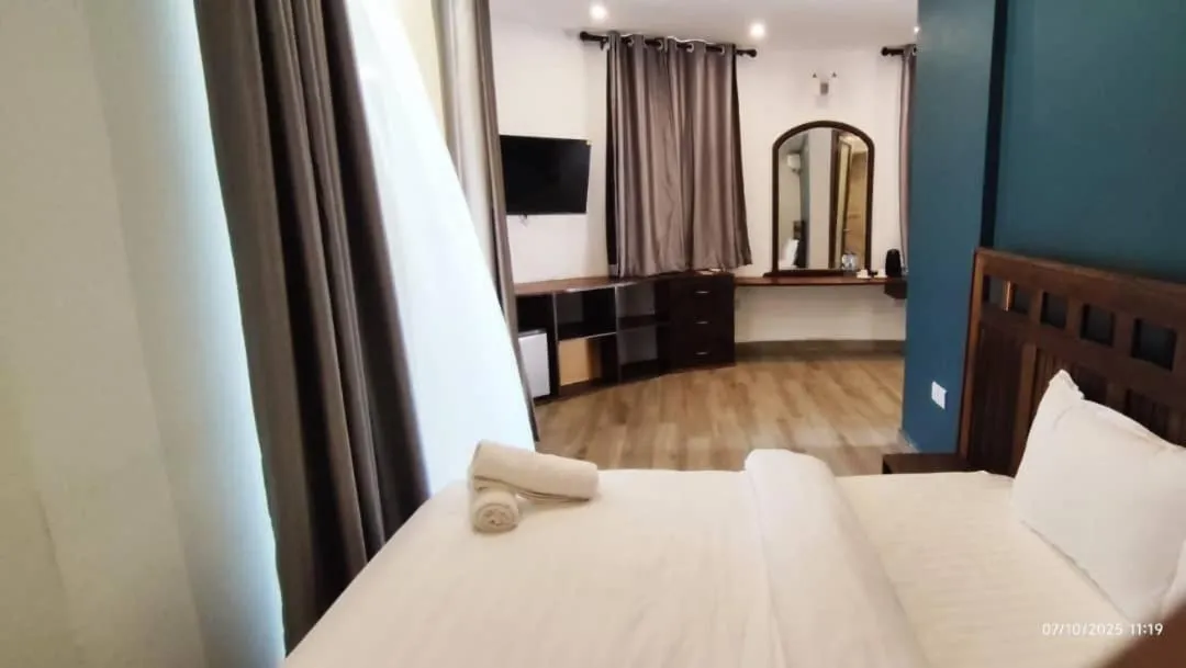 Communal lounge/ TV room, Bed in Sunrise Beach Resort