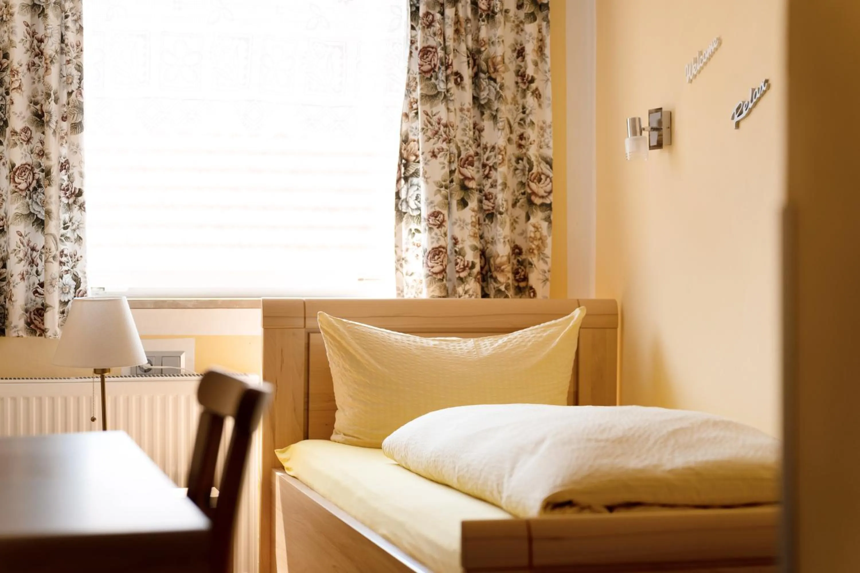 Photo of the whole room, Bed in Hotel garni "Zum Engel"