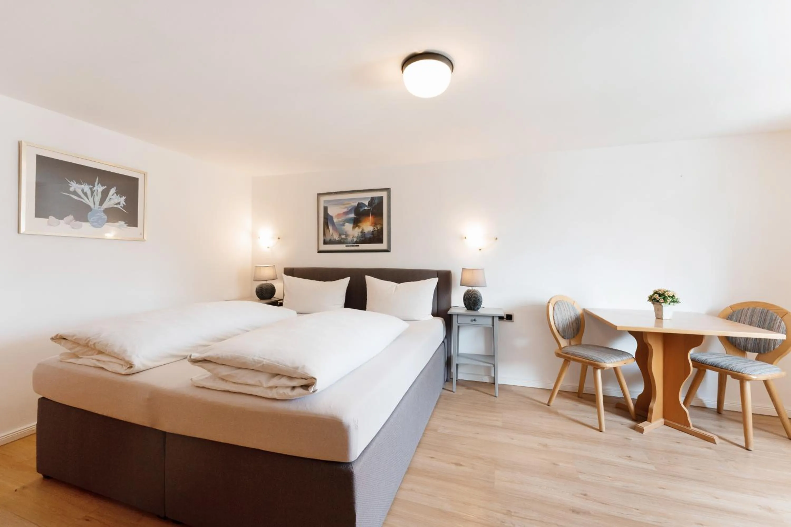 Photo of the whole room, Bed in Hotel garni "Zum Engel"