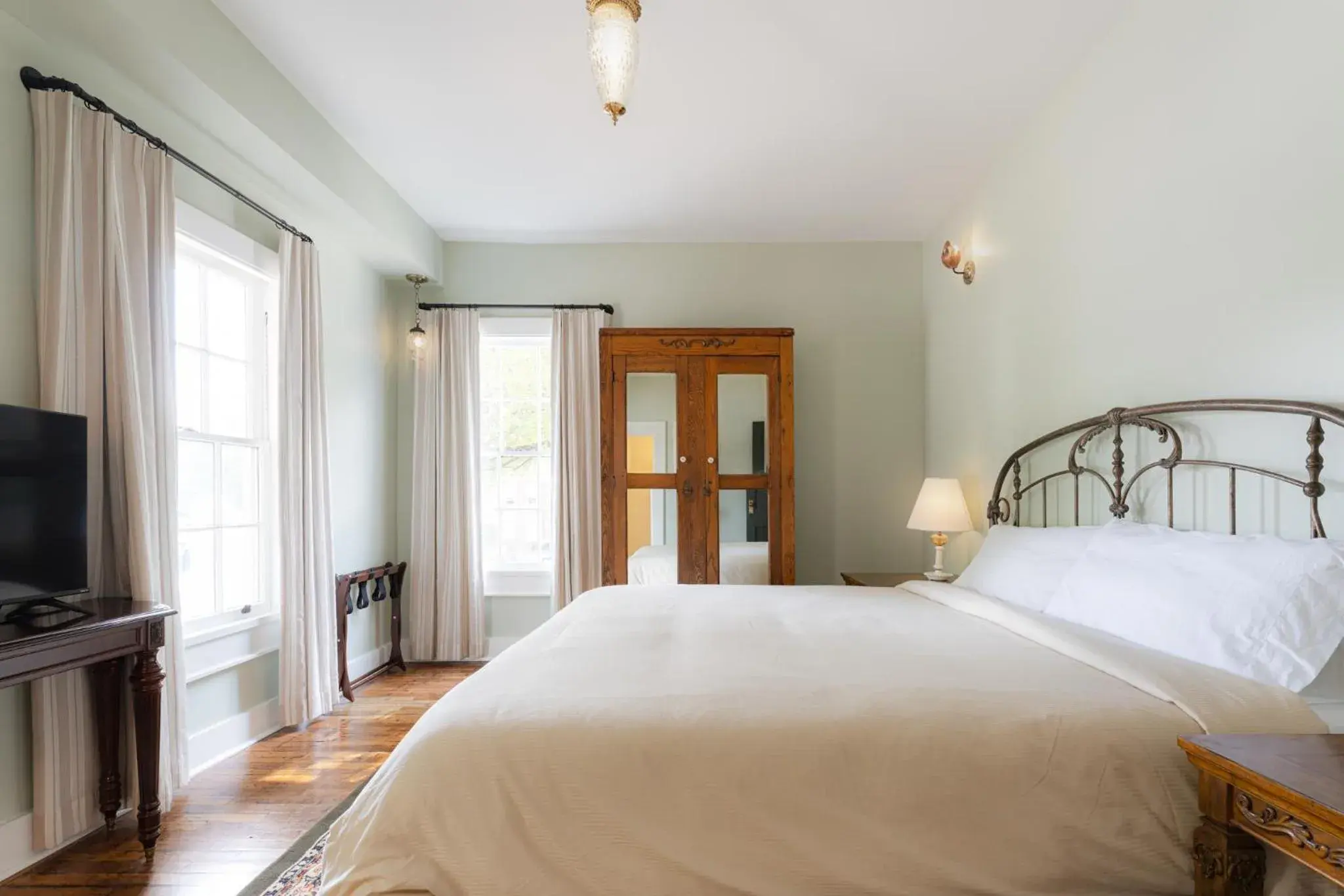 King Room with Roll-In Shower - Disability Access in The NuWray Hotel & Carriage House King Room with Roll-In Shower - Disability Access in The NuWray Hotel & Carriage House