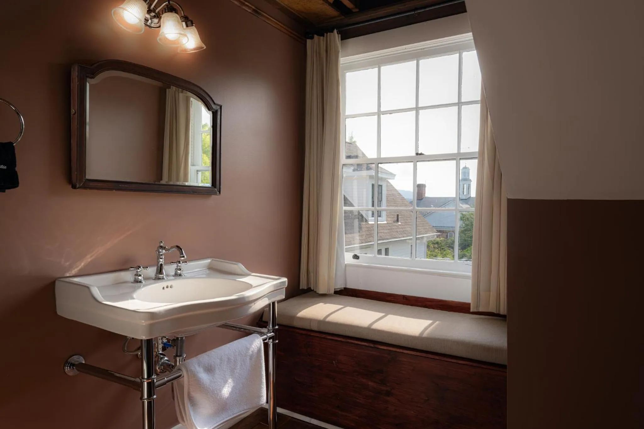 Bathroom in The NuWray Hotel & Carriage House