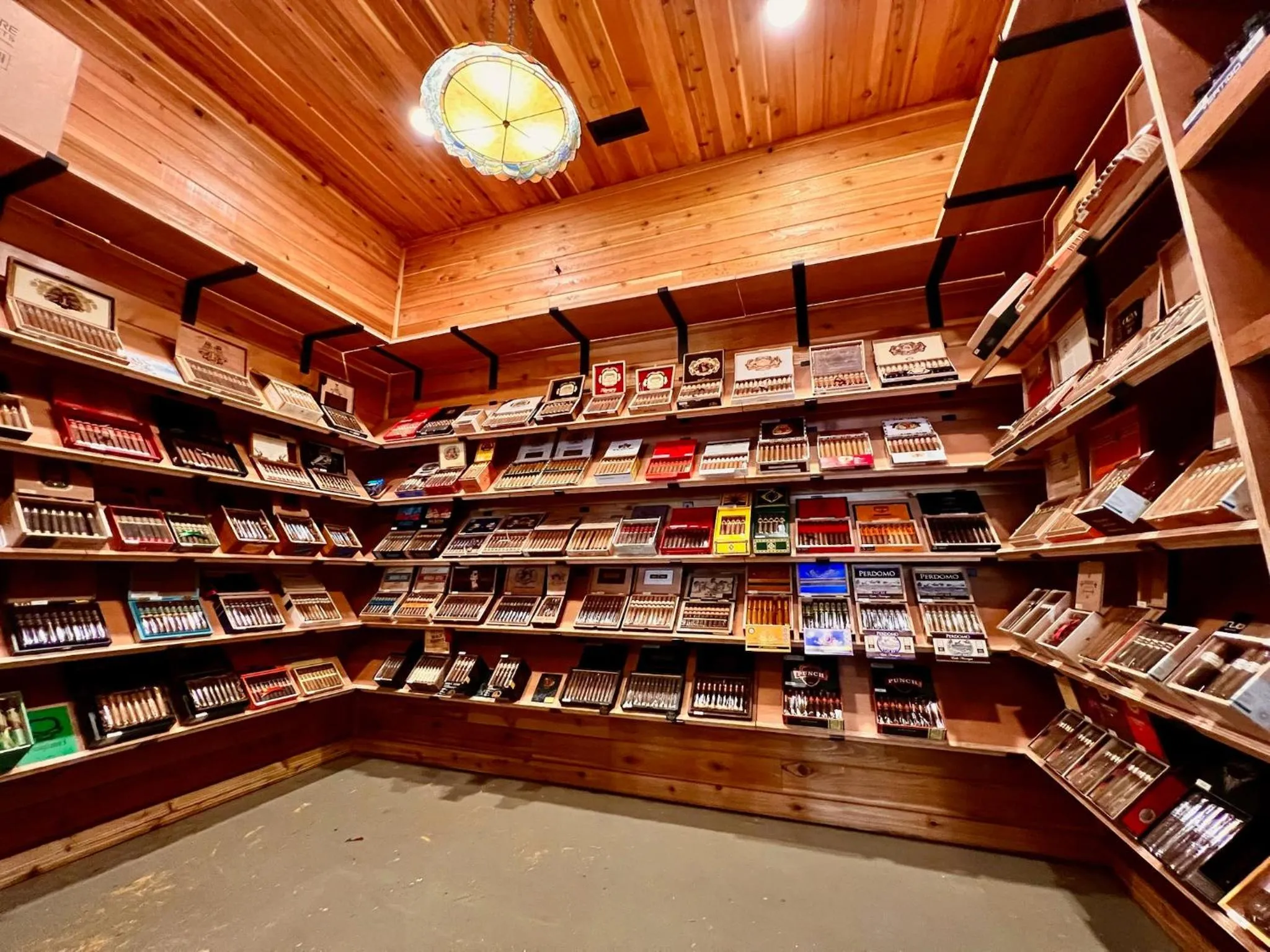 Lounge or bar in The NuWray Hotel & Carriage House