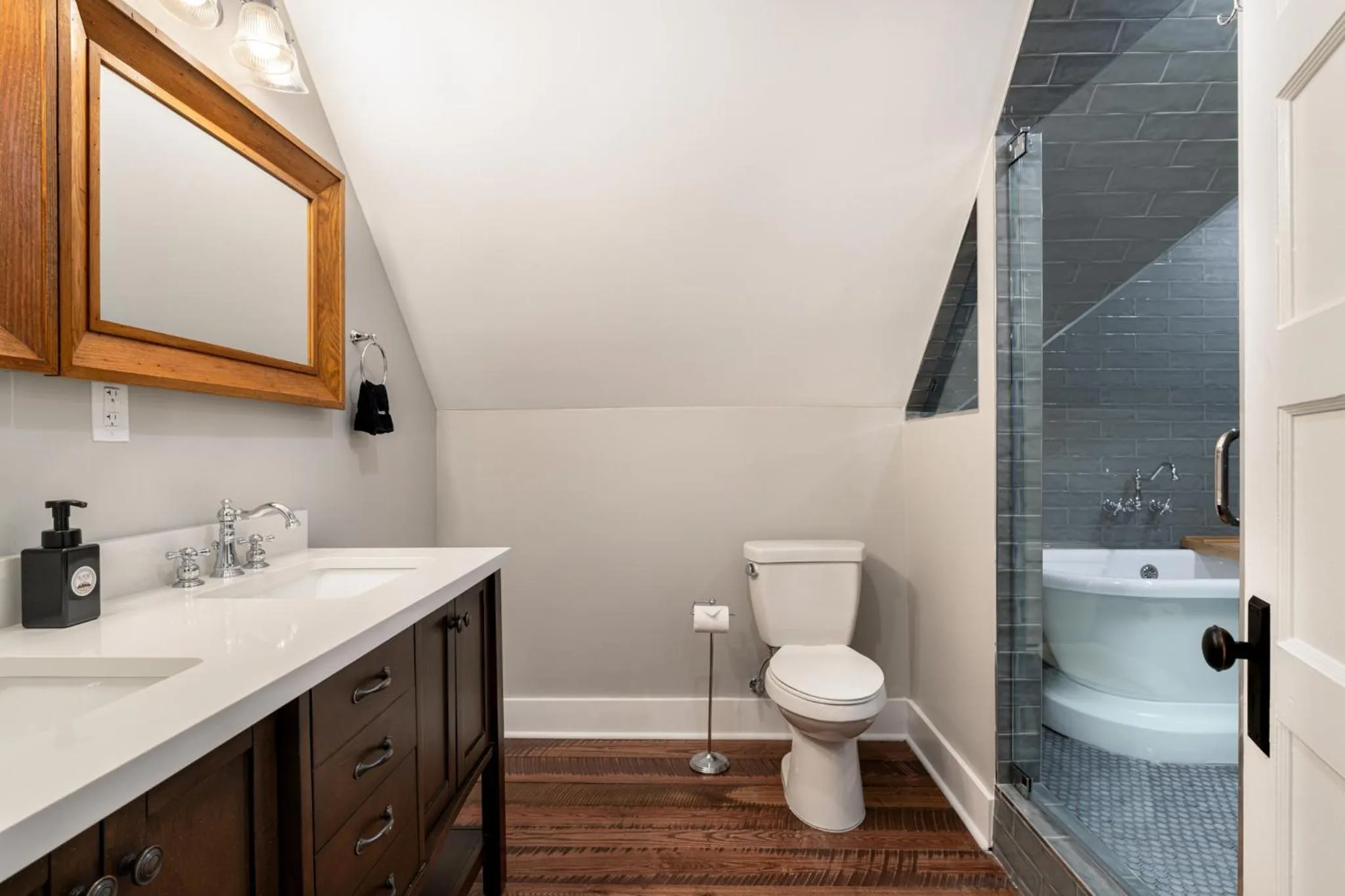 Bathroom in The NuWray Hotel & Carriage House