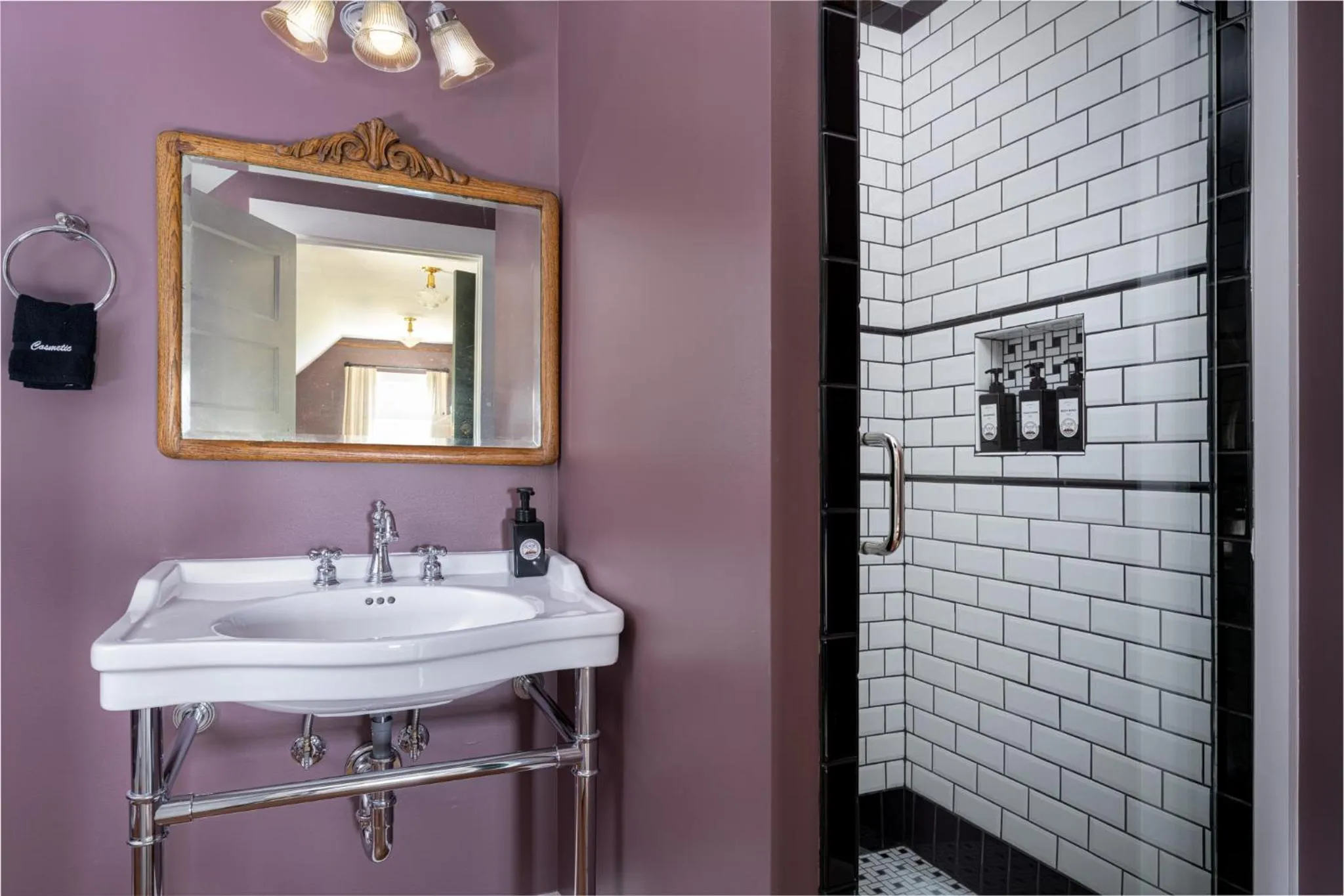Bathroom in The NuWray Hotel & Carriage House