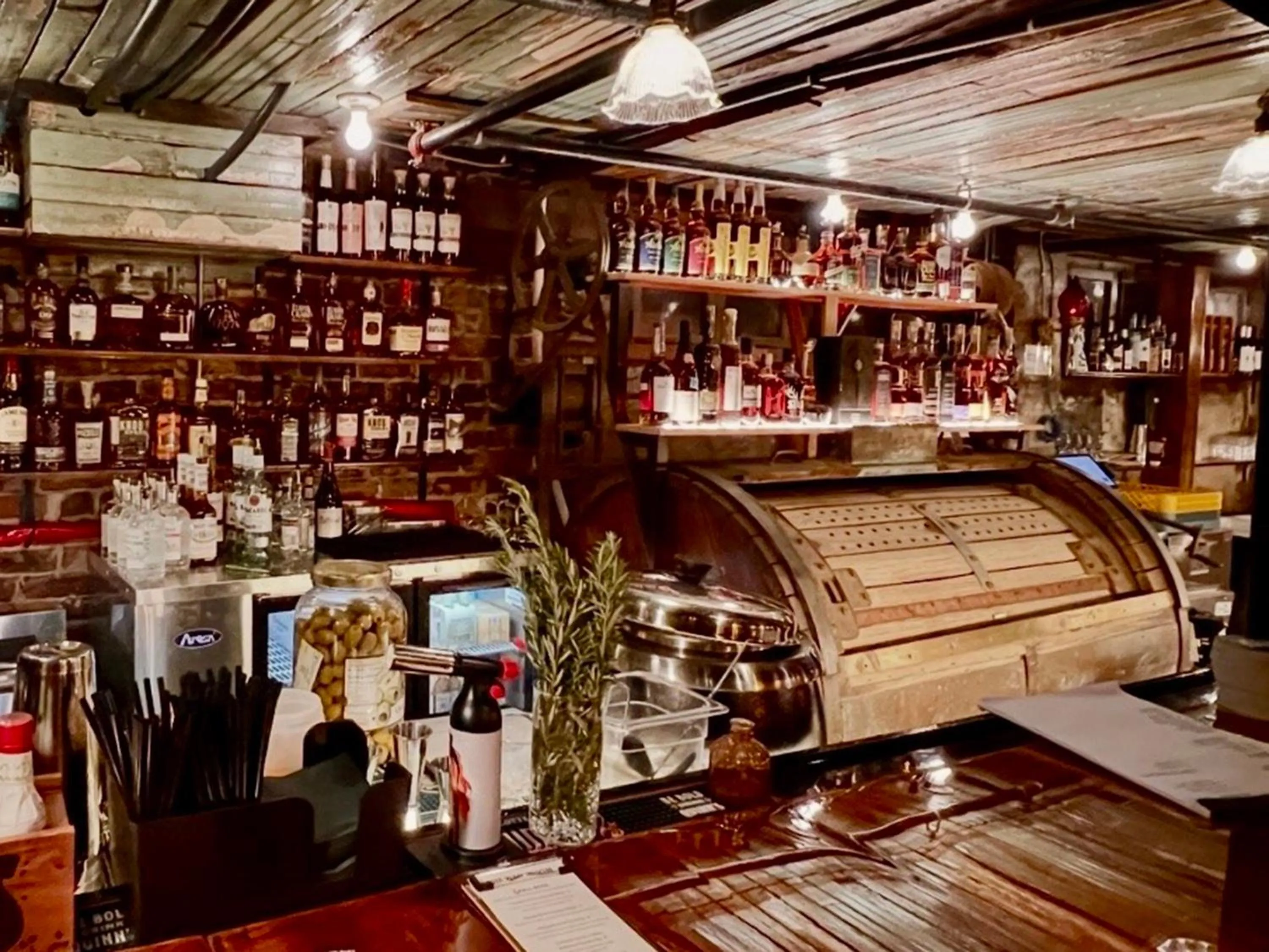 Lounge or bar in The NuWray Hotel & Carriage House