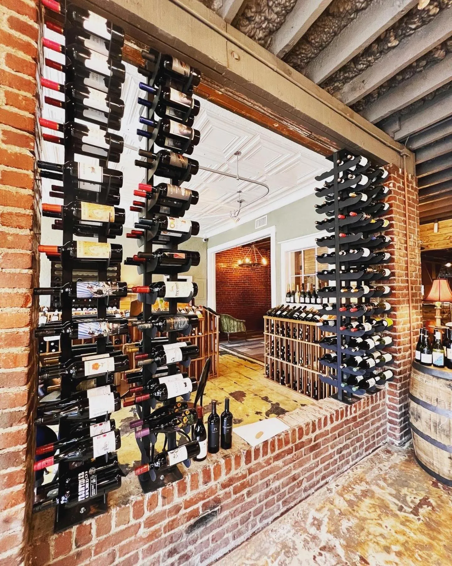 Restaurant/places to eat in The NuWray Hotel & Carriage House