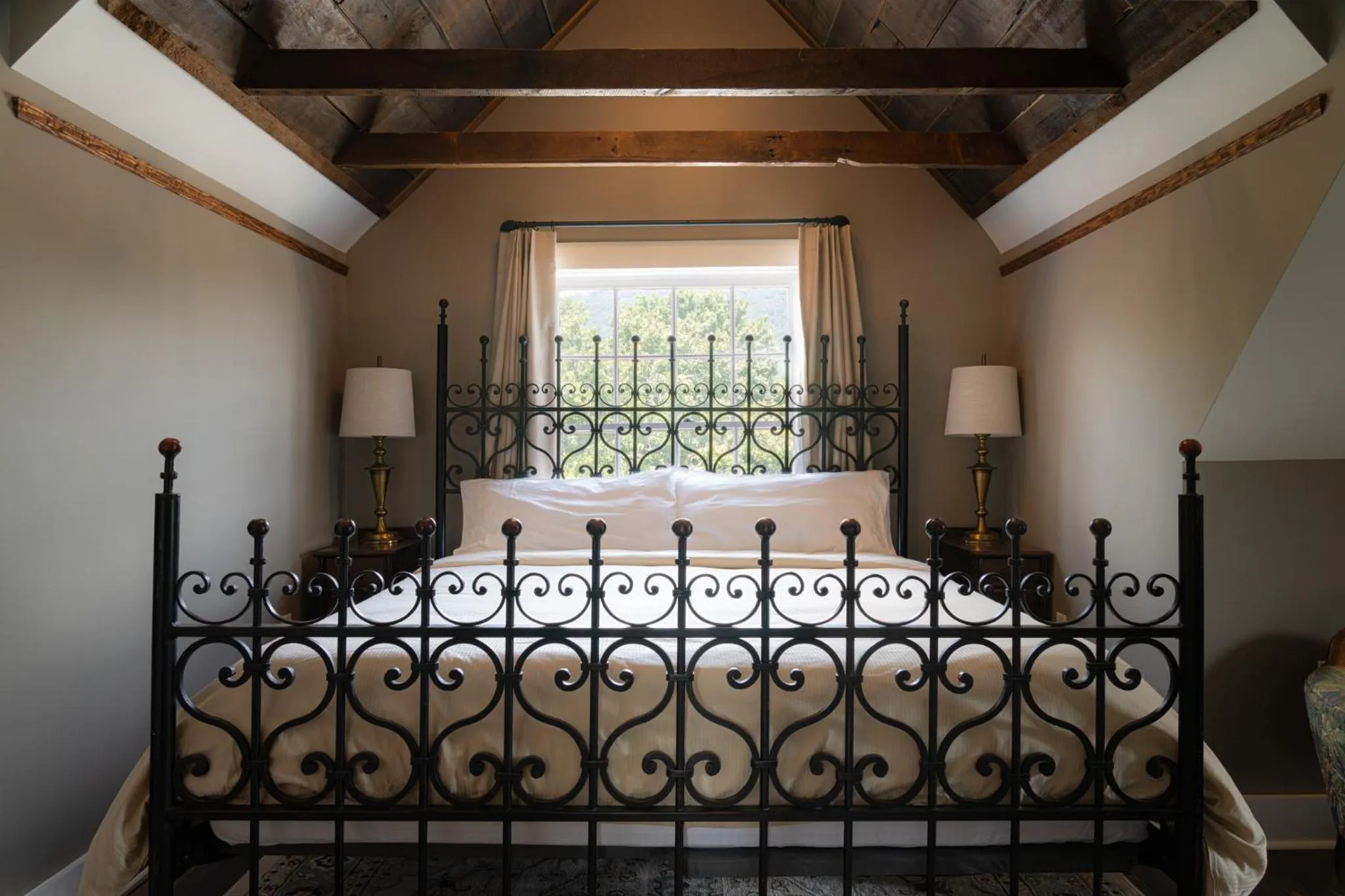 Bed in The NuWray Hotel & Carriage House