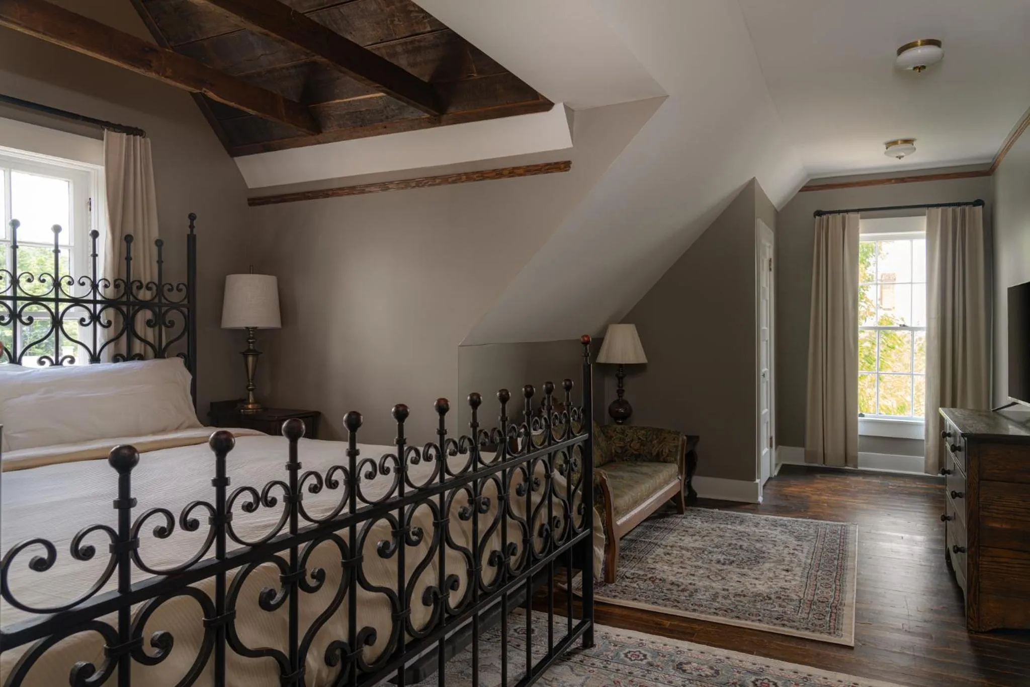 Photo of the whole room, Bed in The NuWray Hotel & Carriage House