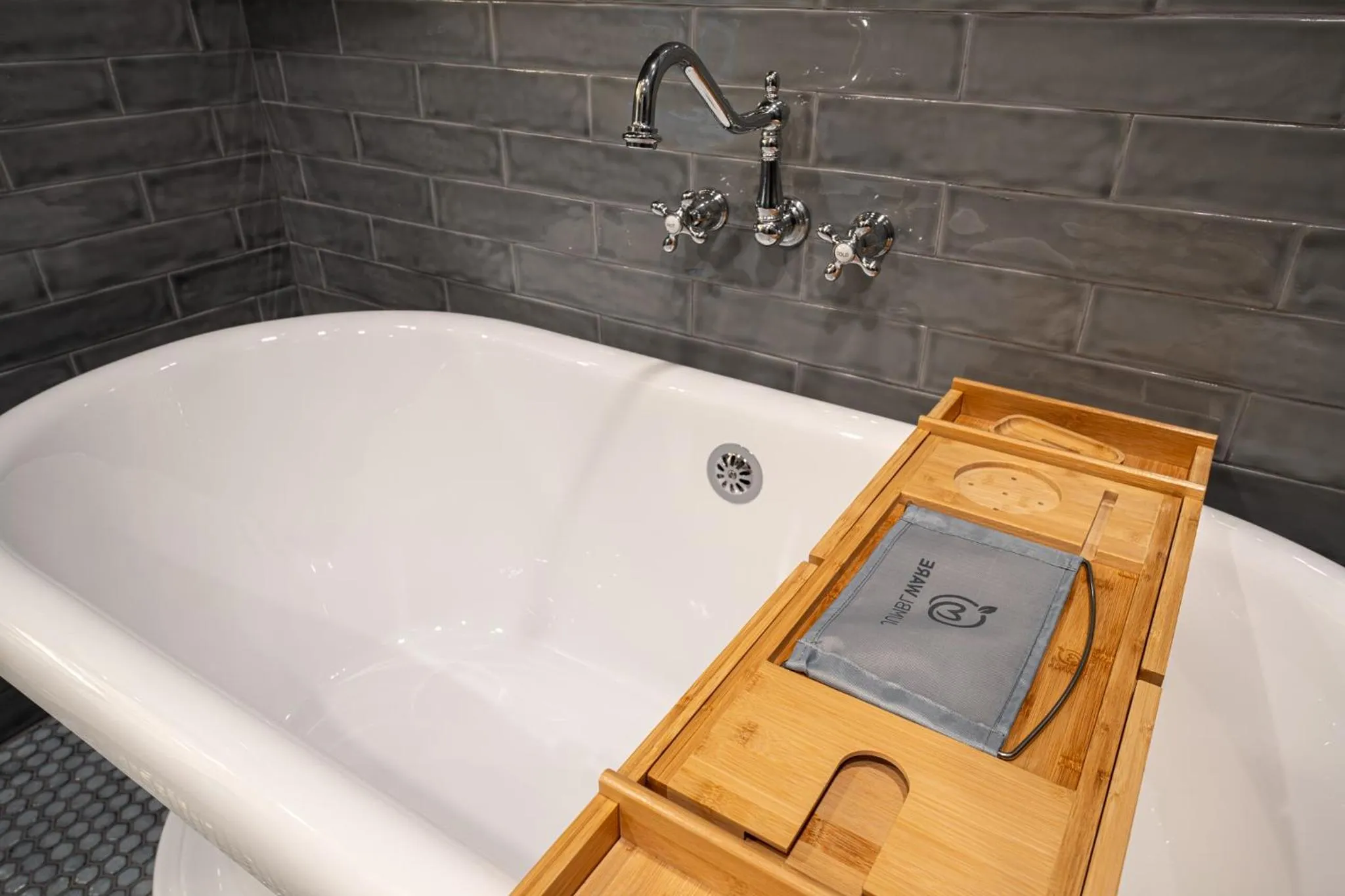 Bath in The NuWray Hotel & Carriage House