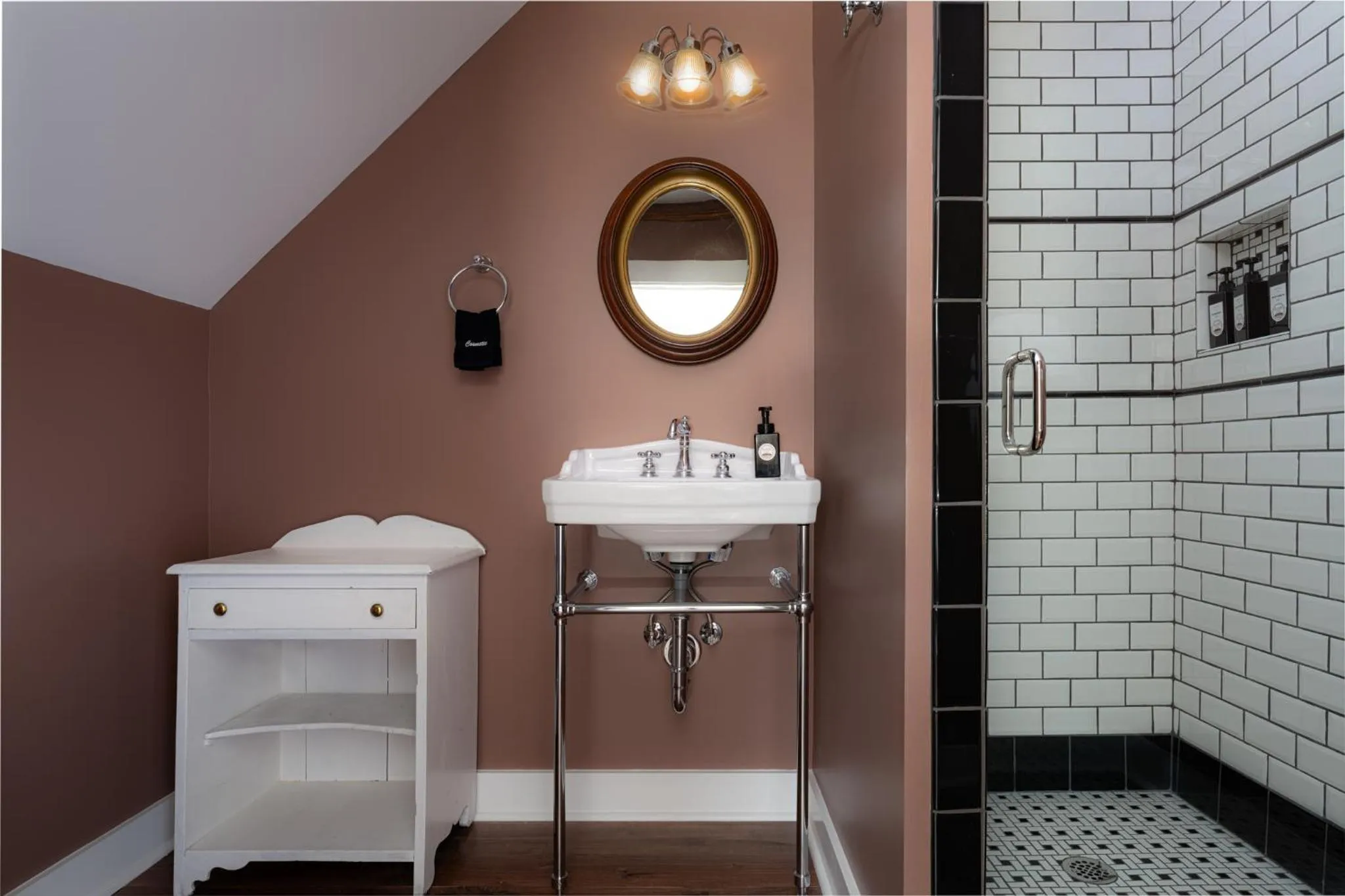 Bathroom in The NuWray Hotel & Carriage House