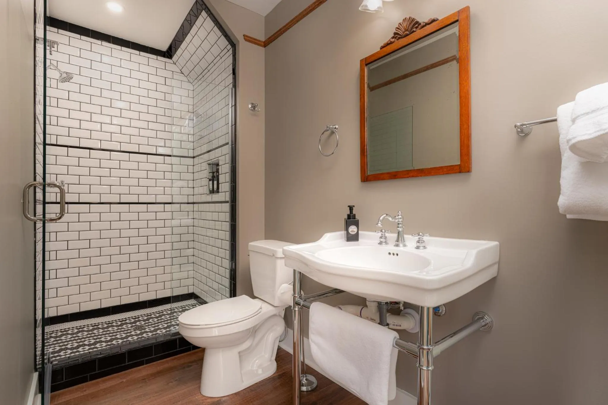 Bathroom in The NuWray Hotel & Carriage House