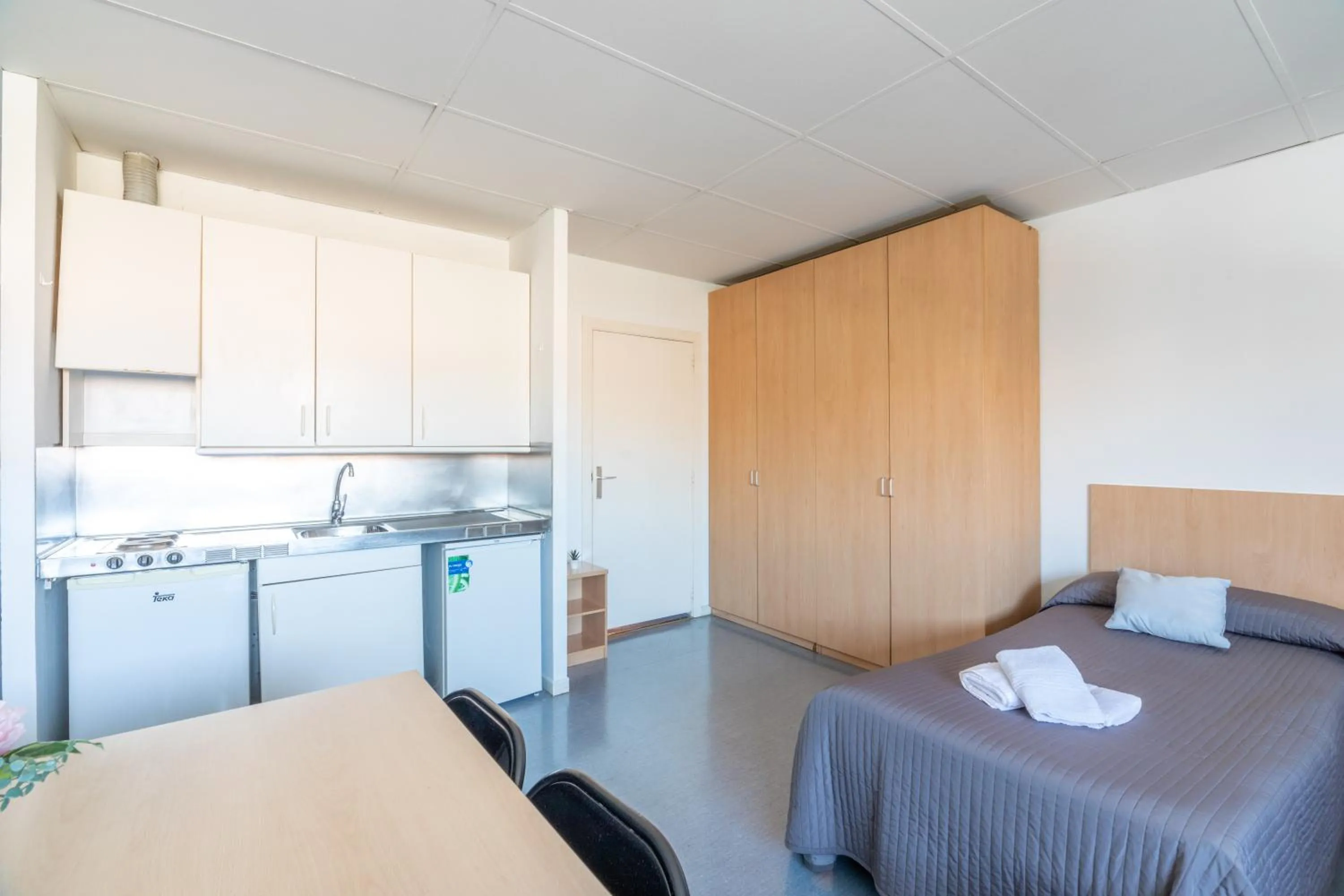 Kitchen or kitchenette, Bed in Residencia Universitaria Resa Lesseps