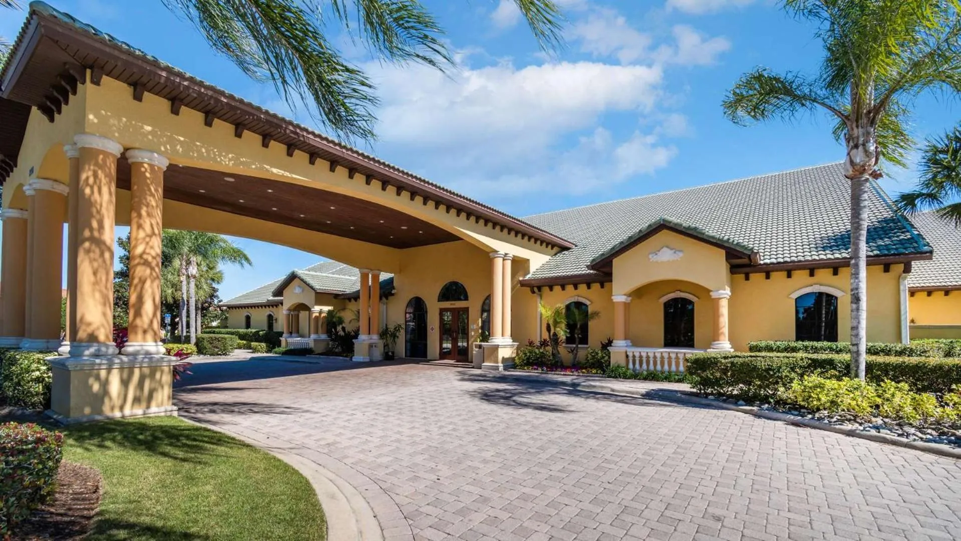 Property building in 8931 Cuban Palm