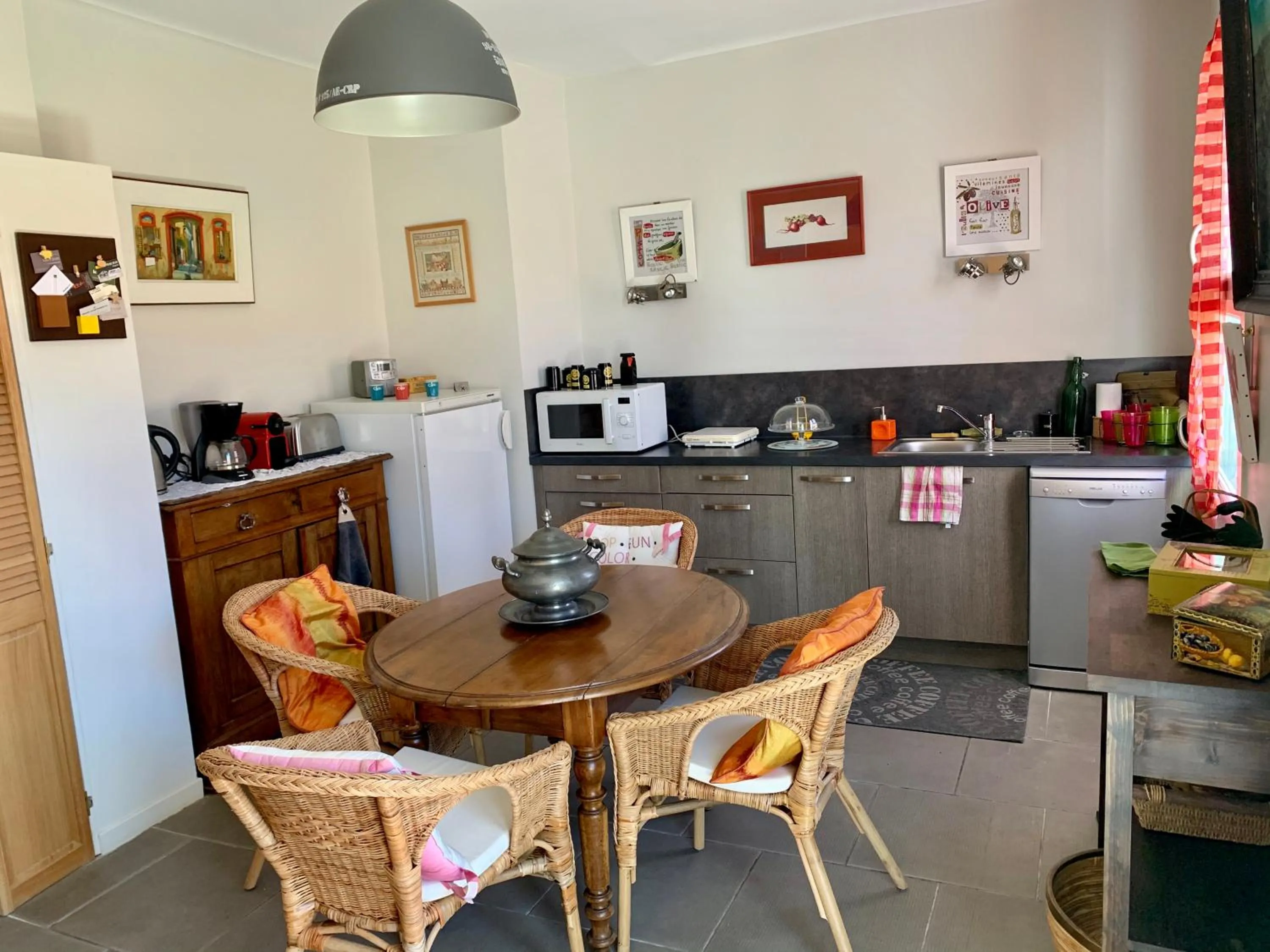 Communal kitchen in B&B - Chambres d'hôtes Le Foch