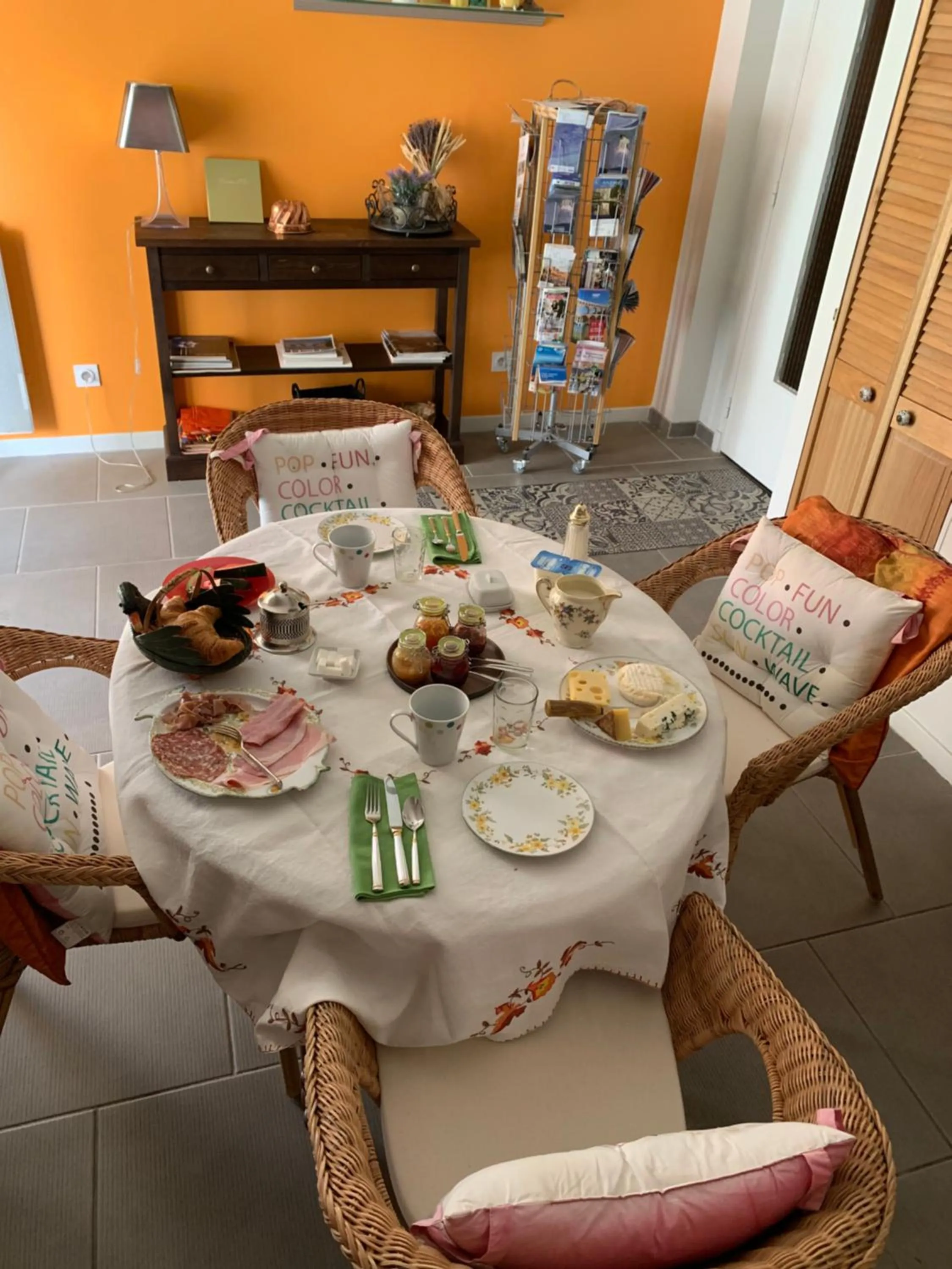 Buffet breakfast in B&B - Chambres d'hôtes Le Foch