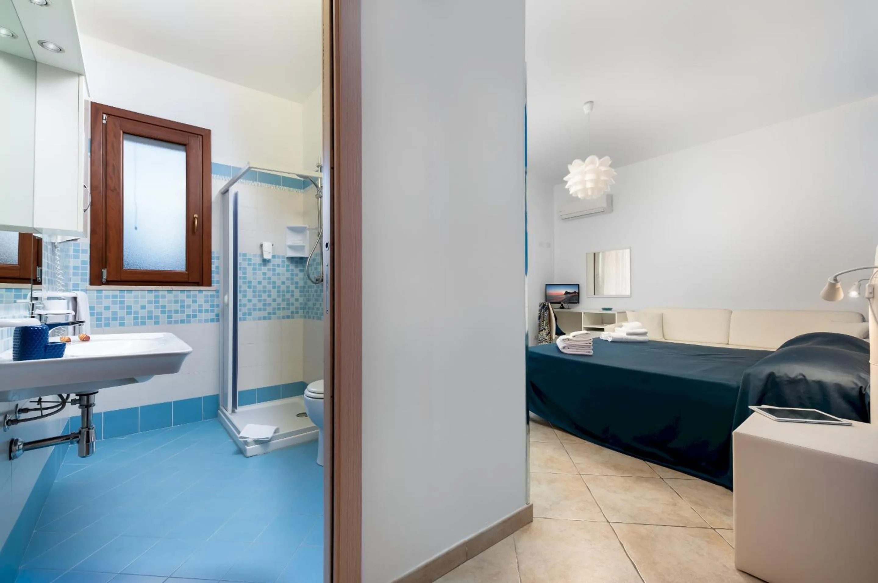 Shower, Bed in B&B Armonie