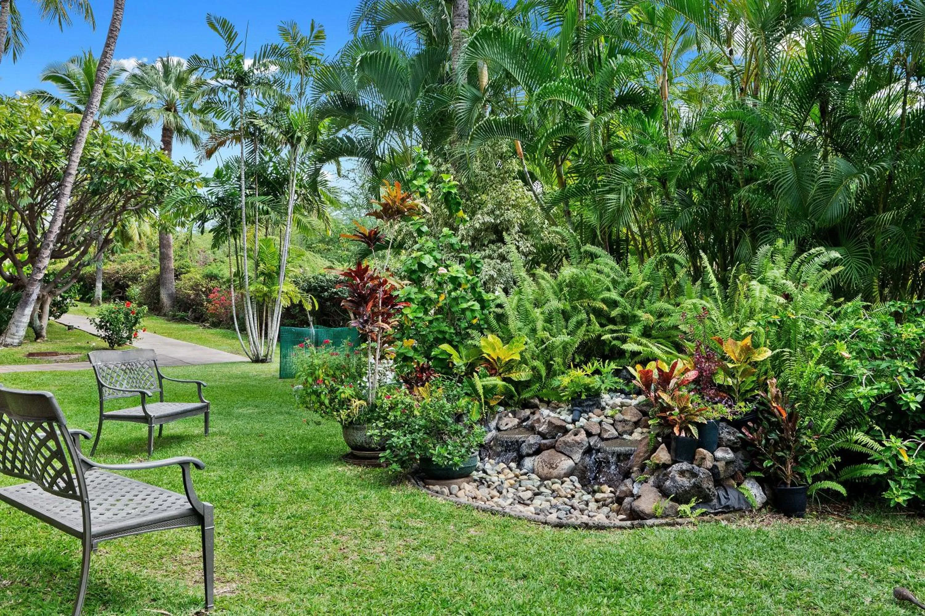 Garden in Steps to Beach Shops and Dining with Beautiful Views