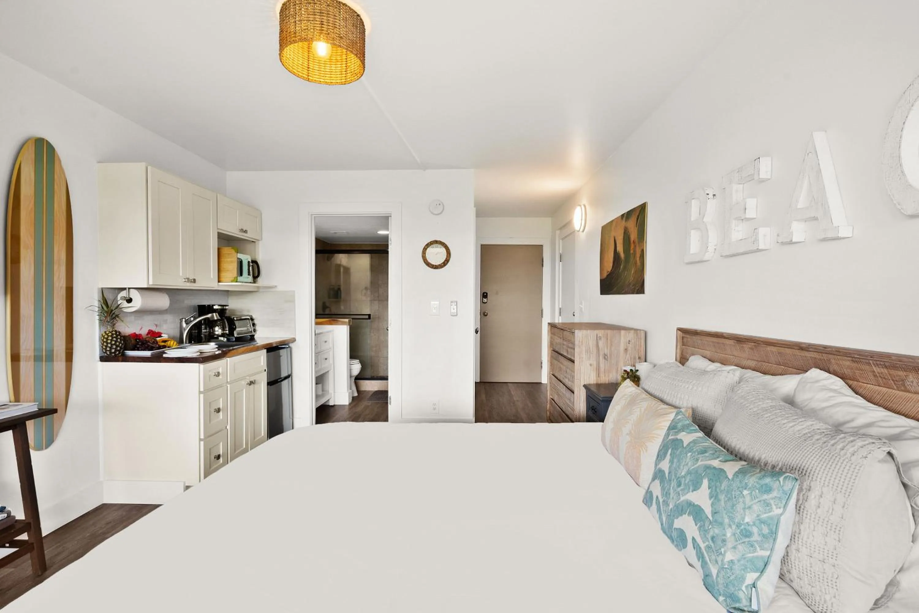 Bed in Steps to Beach Shops and Dining with Beautiful Views