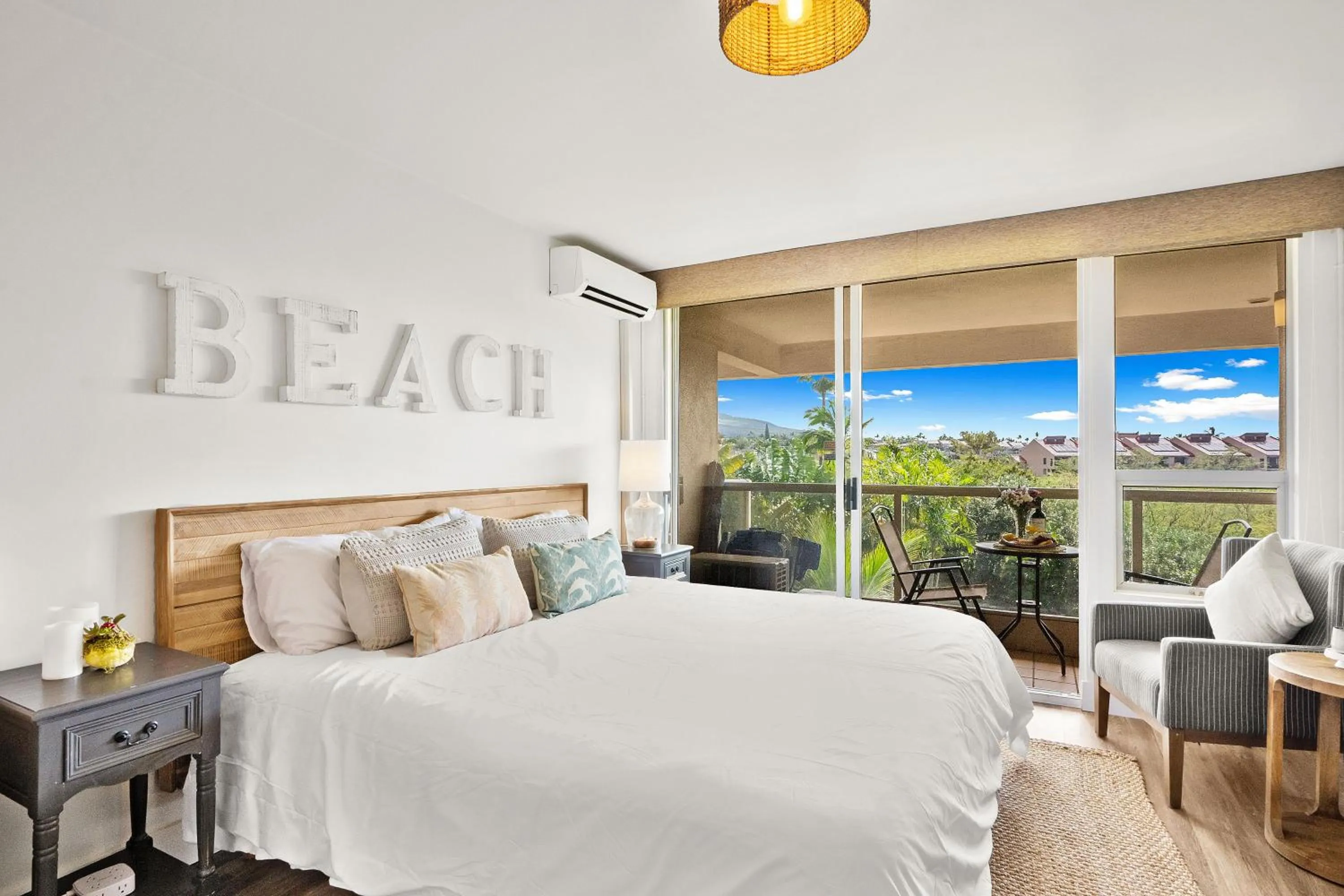 Bed in Steps to Beach Shops and Dining with Beautiful Views