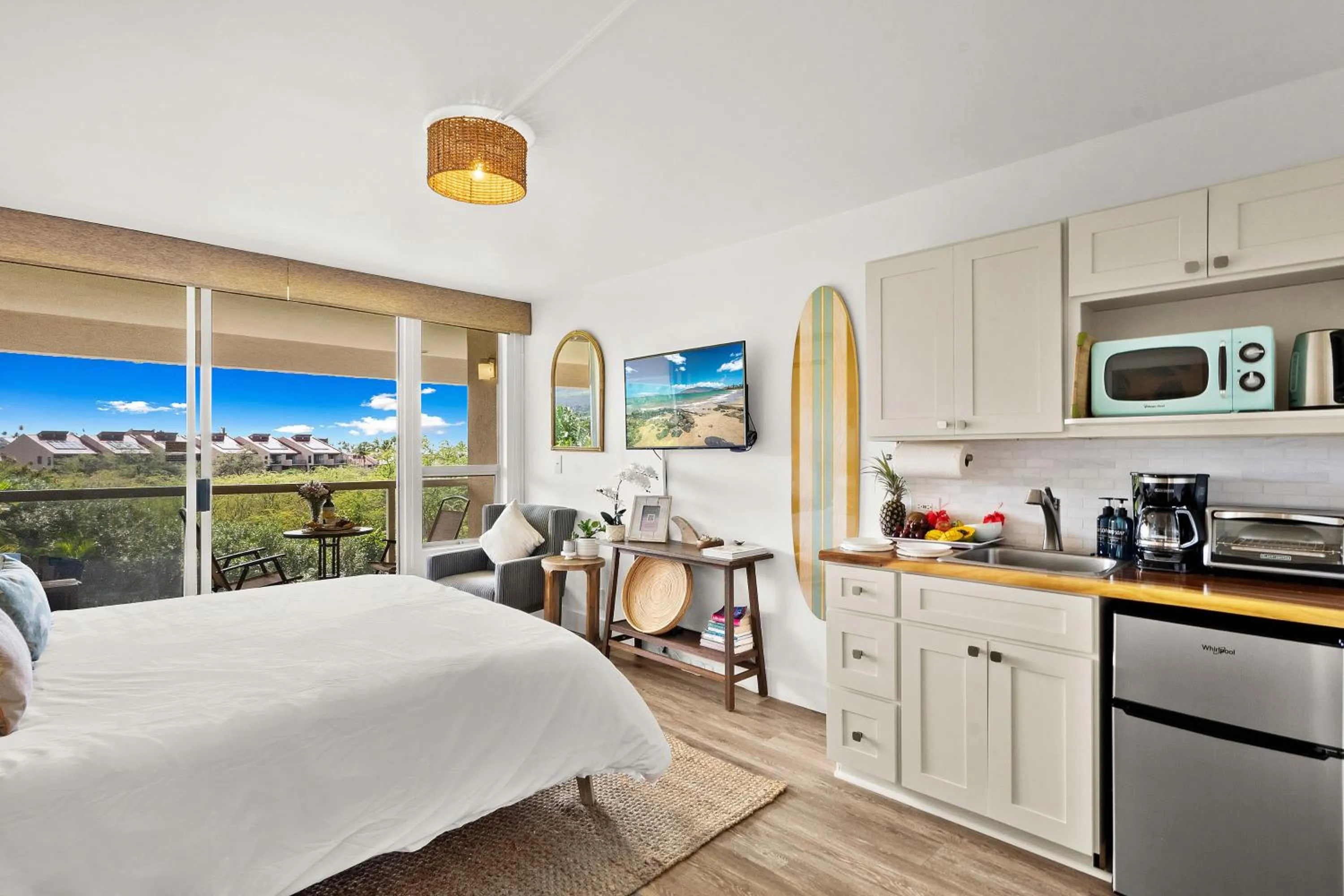 Bed in Steps to Beach Shops and Dining with Beautiful Views