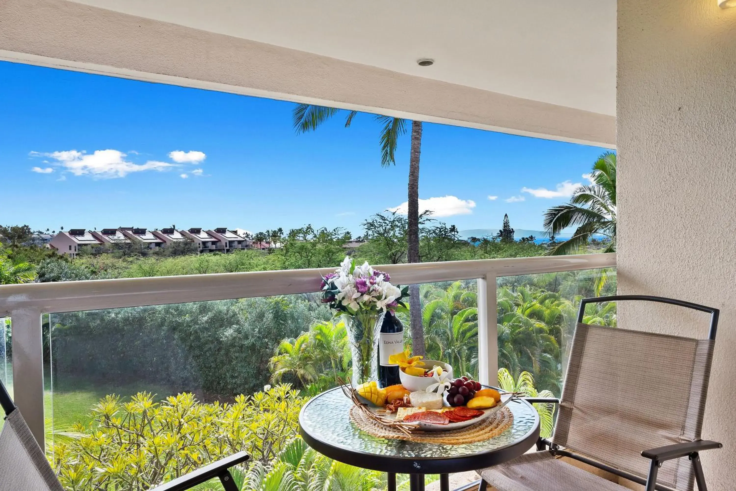 Steps to Beach Shops and Dining with Beautiful Views Steps to Beach Shops and Dining with Beautiful Views