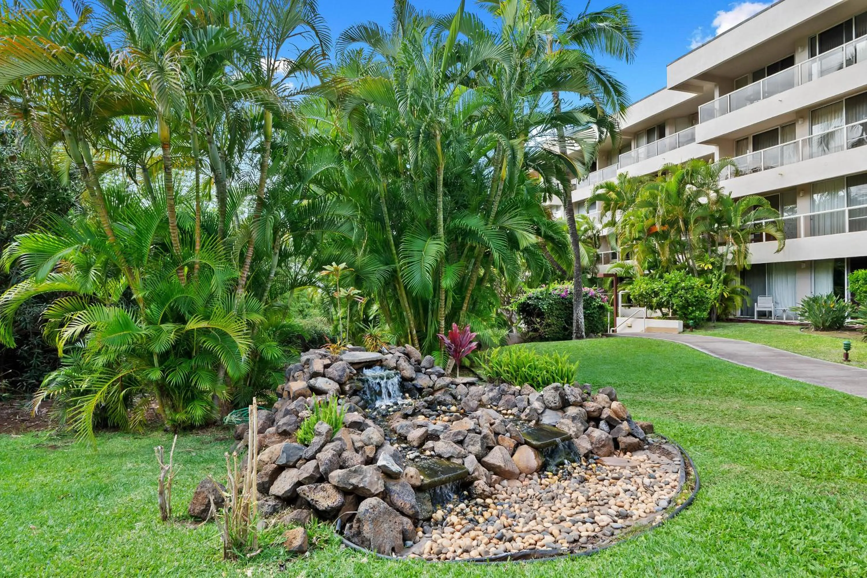 Garden in Steps to Beach Shops and Dining with Beautiful Views