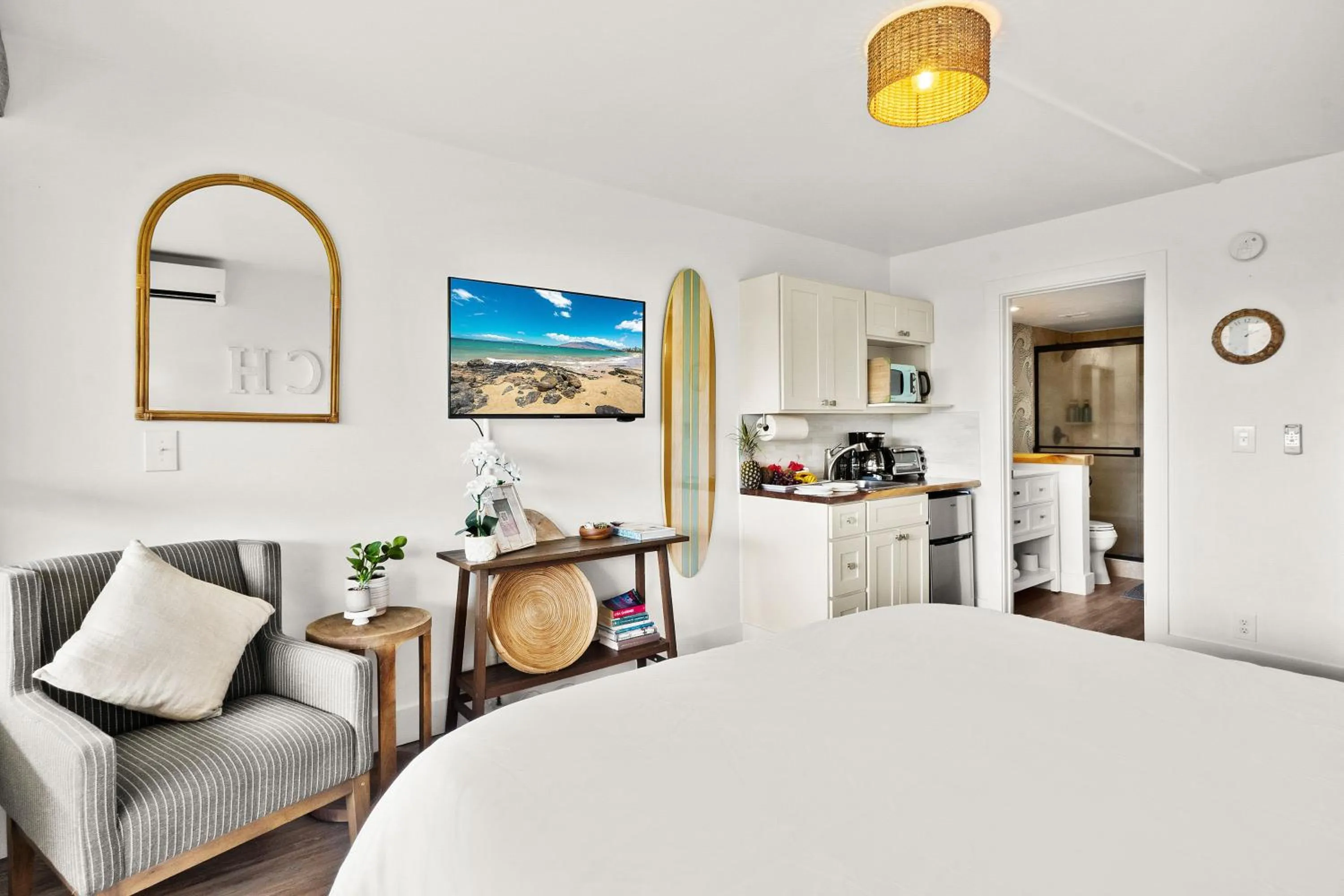 Bed in Steps to Beach Shops and Dining with Beautiful Views
