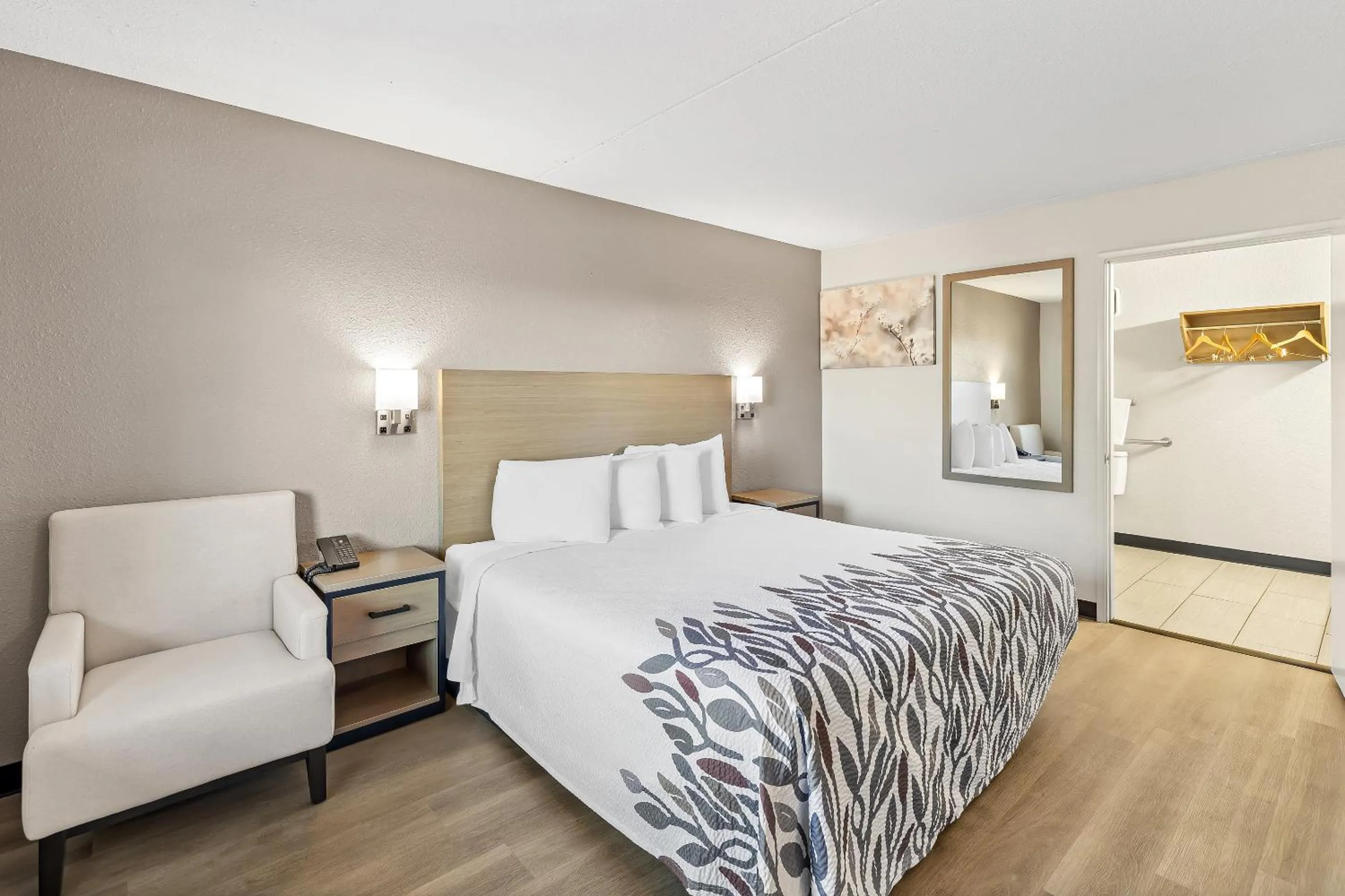 Photo of the whole room, Bed in Red Roof Inn Tucson - Vail