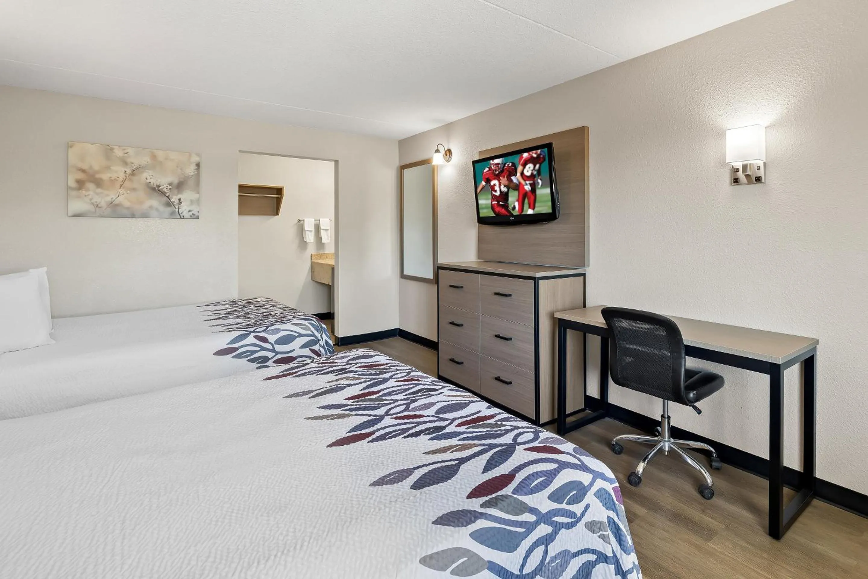 Photo of the whole room, Bed in Red Roof Inn Tucson - Vail