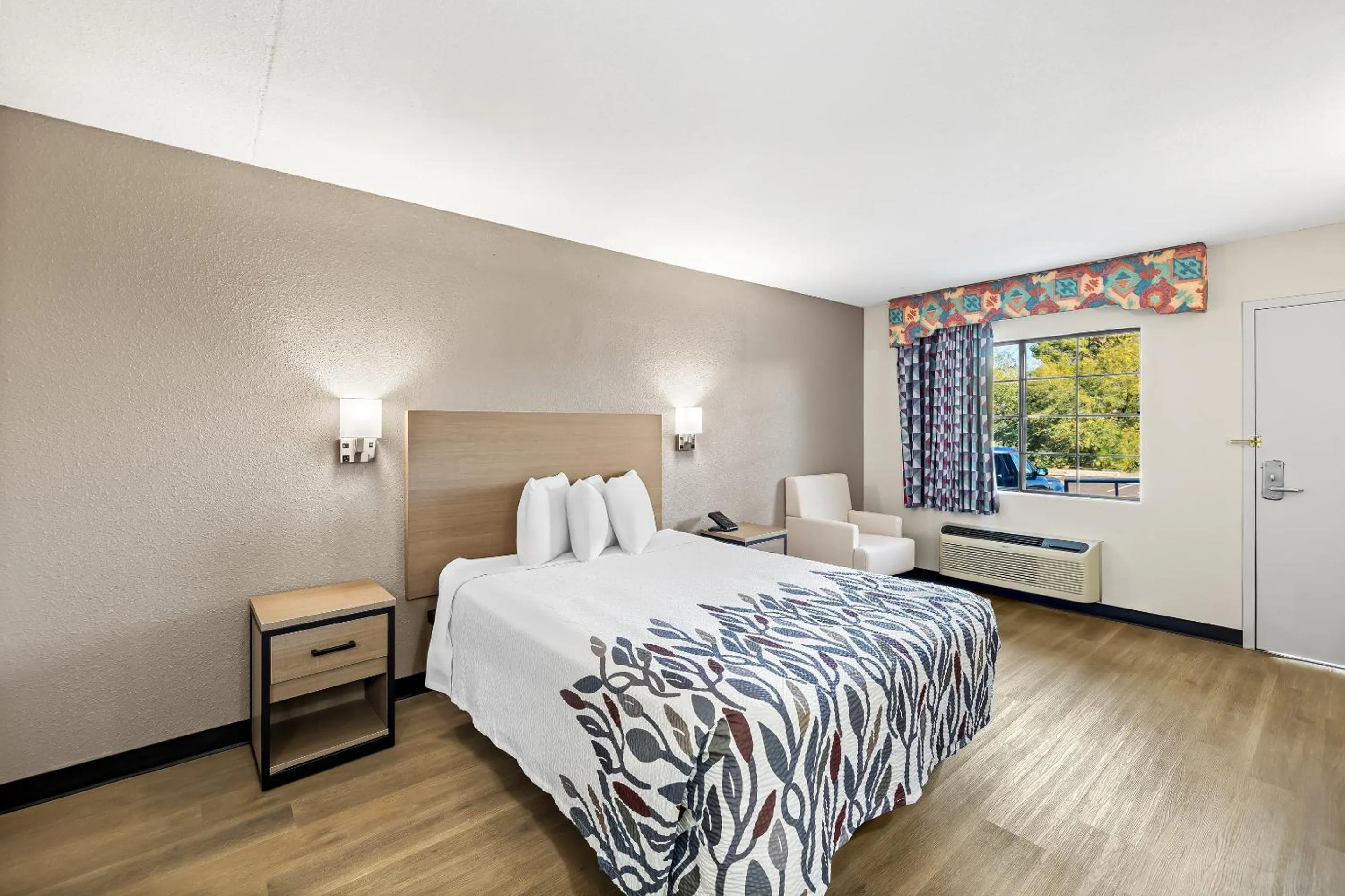 Photo of the whole room, Bed in Red Roof Inn Tucson - Vail