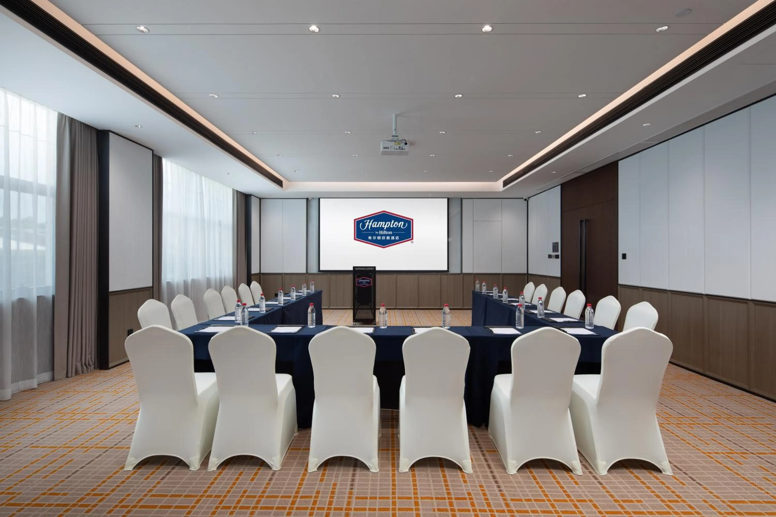 Meeting/conference room in 广州新塘站希尔顿欢朋酒店