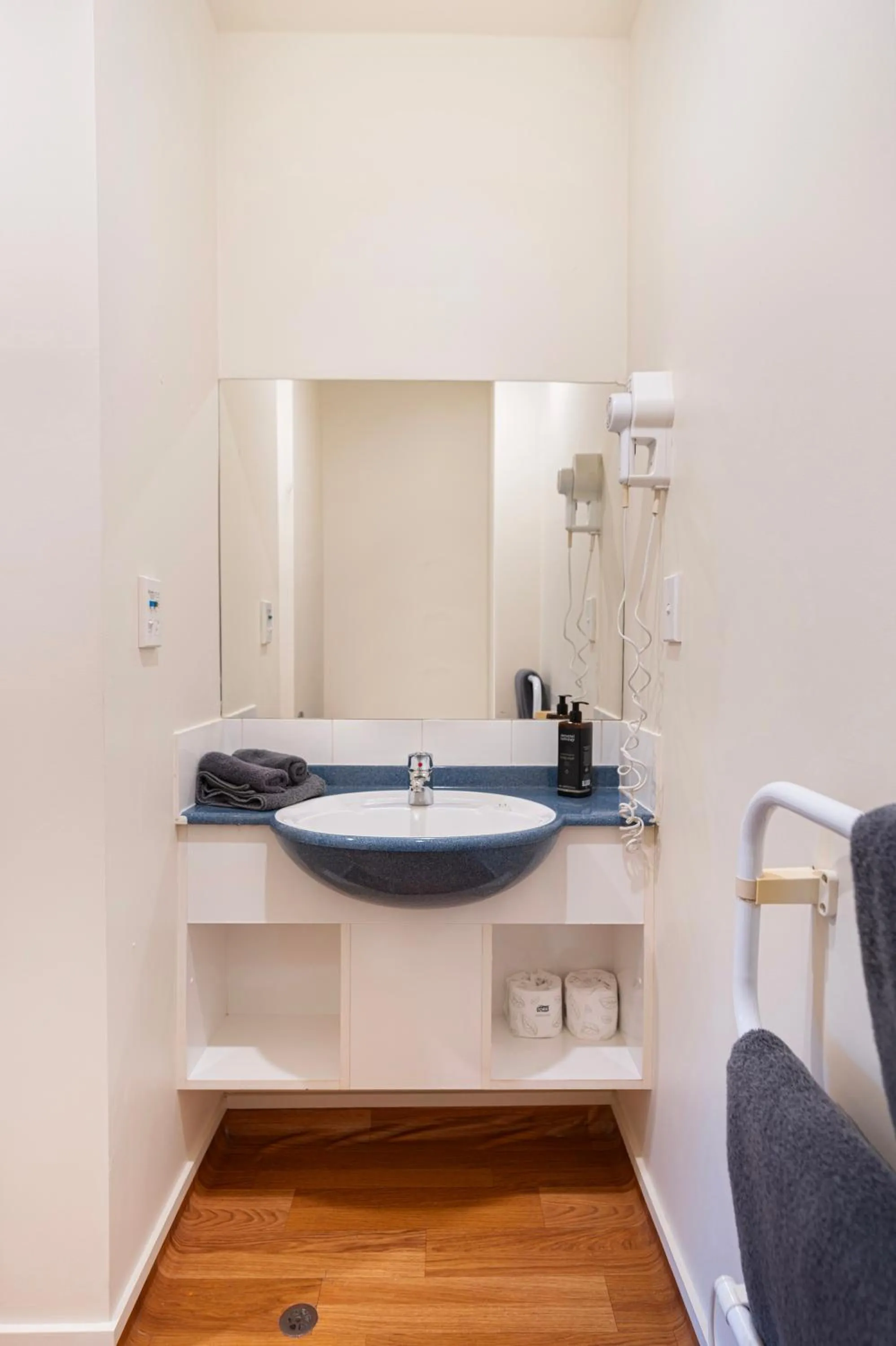 Bathroom in Daffodil Motel