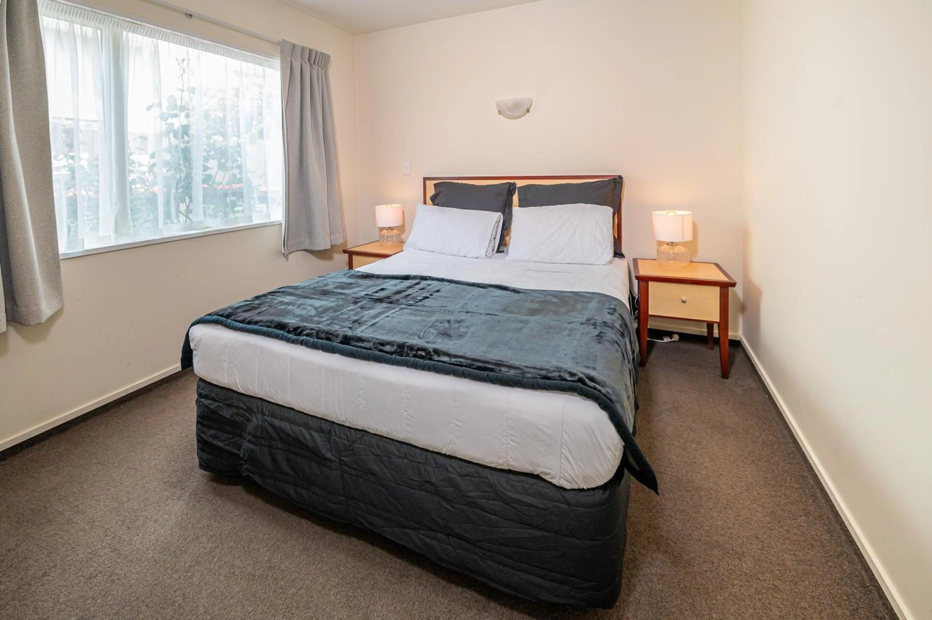 Bedroom, Bed in Daffodil Motel