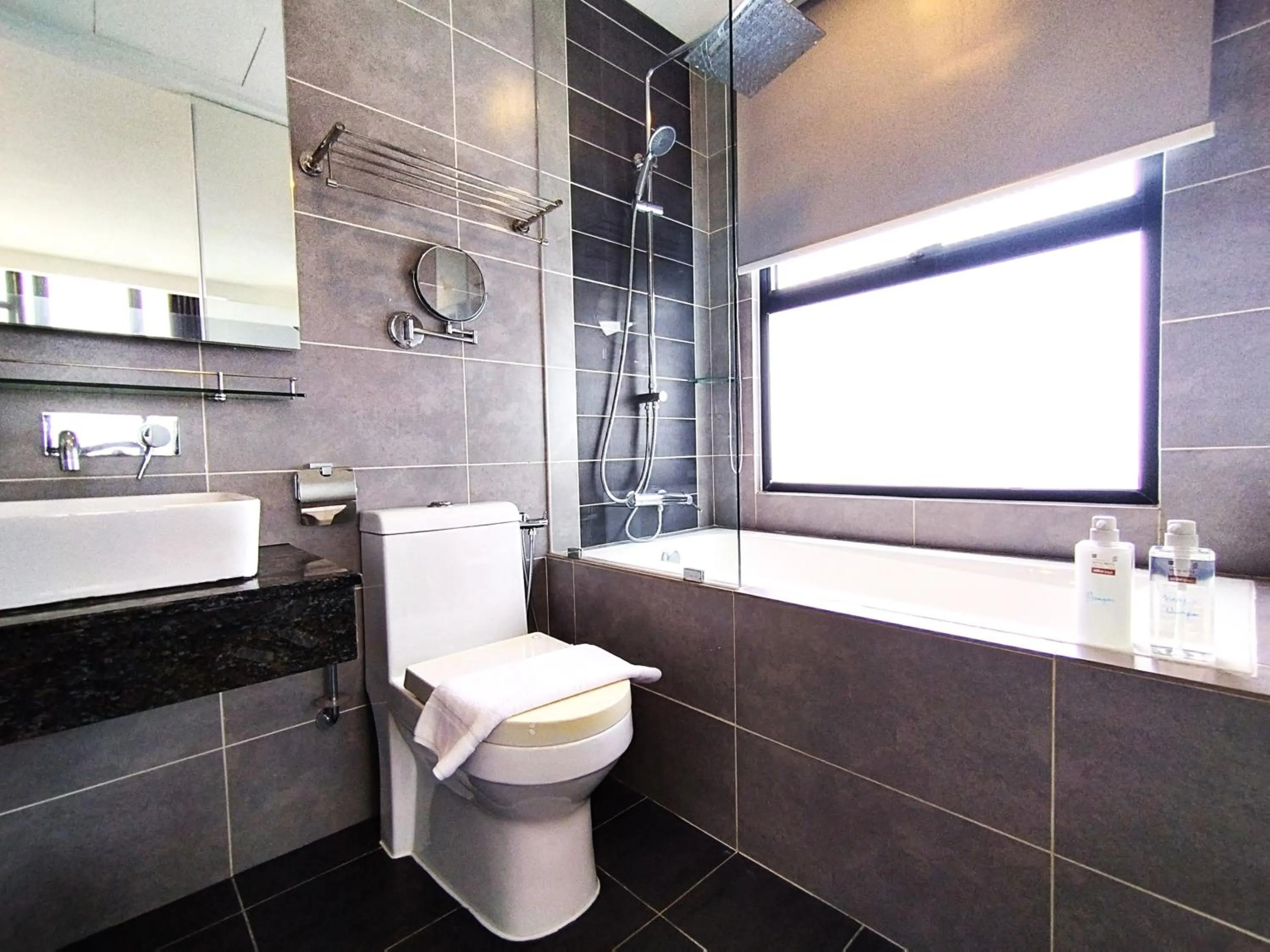 Bath in GENTING FoggyCold StayCation AT Ion Delemen By HAPYHOME