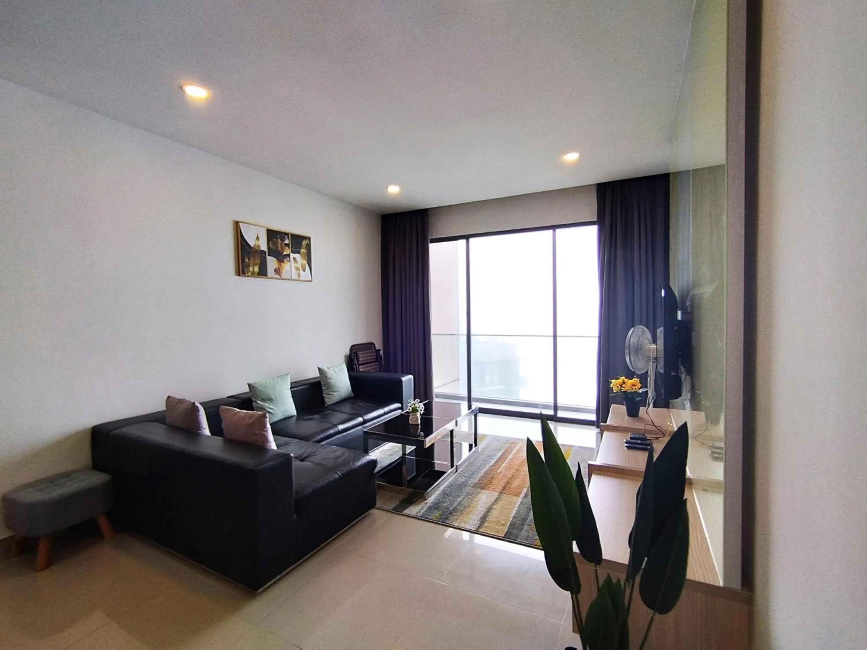 Living room, Bed in GENTING FoggyCold StayCation AT Ion Delemen By HAPYHOME