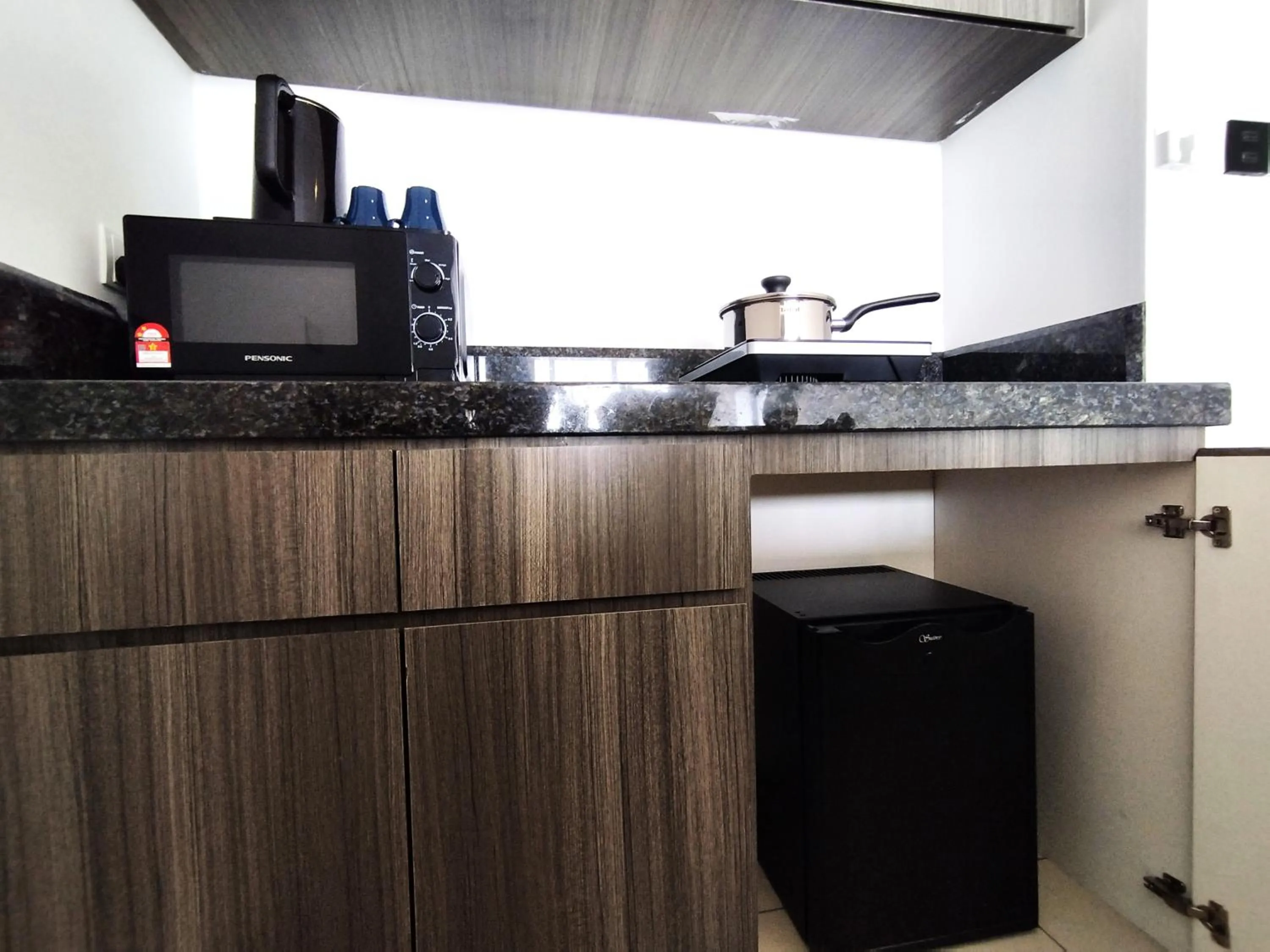 kitchen in GENTING FoggyCold StayCation AT Ion Delemen By HAPYHOME