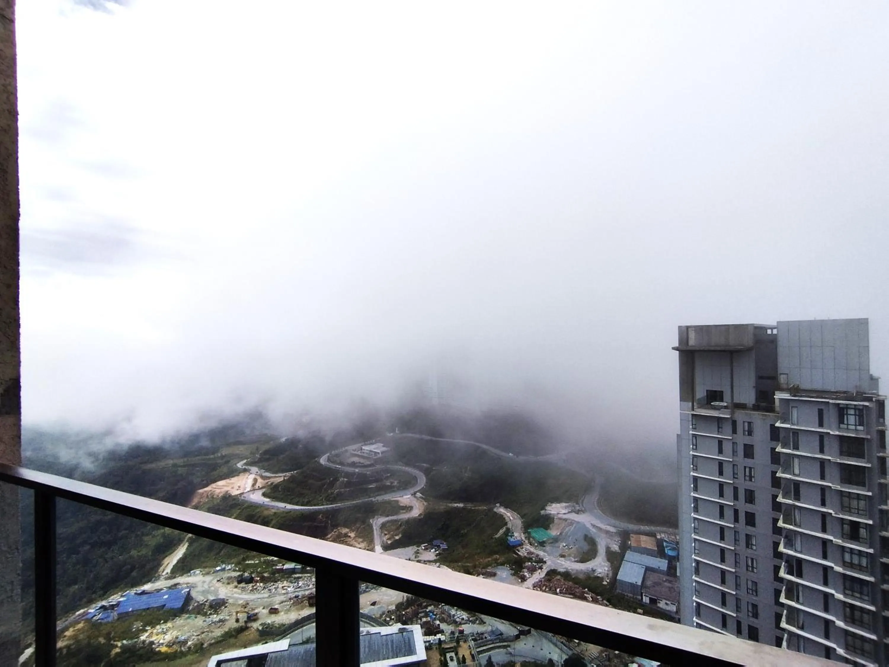 Balcony/Terrace in GENTING FoggyCold StayCation AT Ion Delemen By HAPYHOME