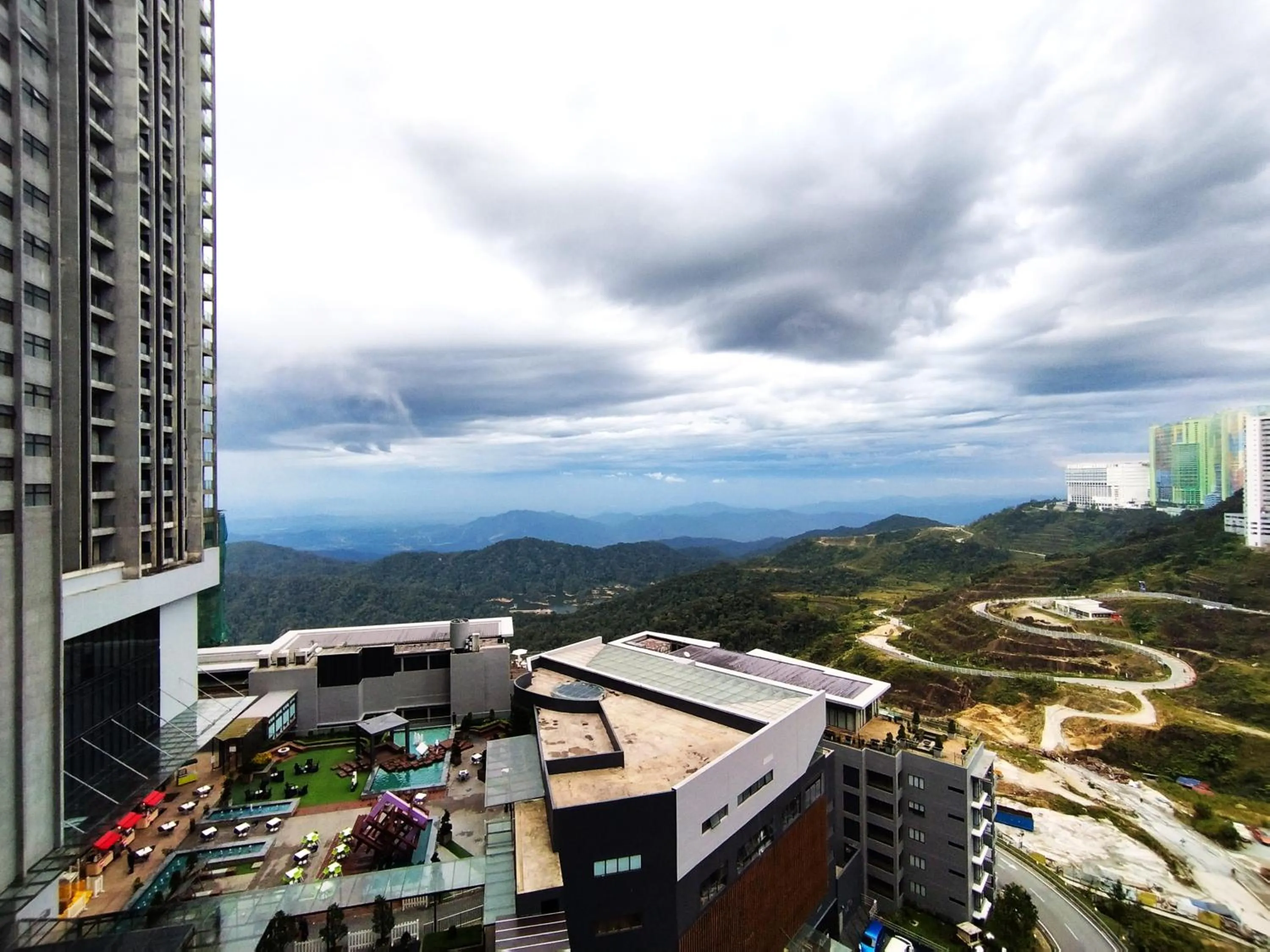 Balcony/Terrace in GENTING FoggyCold StayCation AT Ion Delemen By HAPYHOME