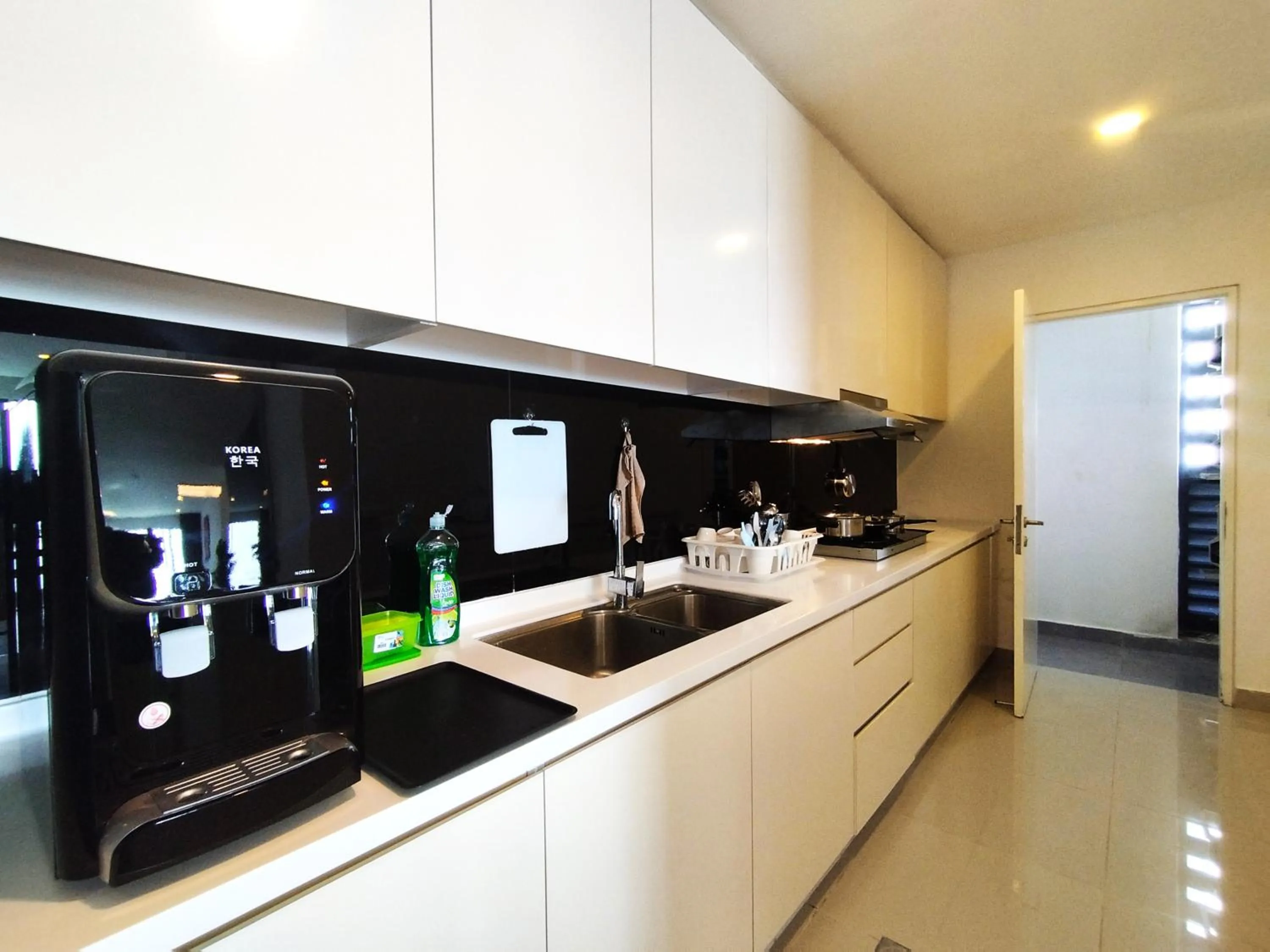 Kitchen or kitchenette in GENTING FoggyCold StayCation AT Ion Delemen By HAPYHOME