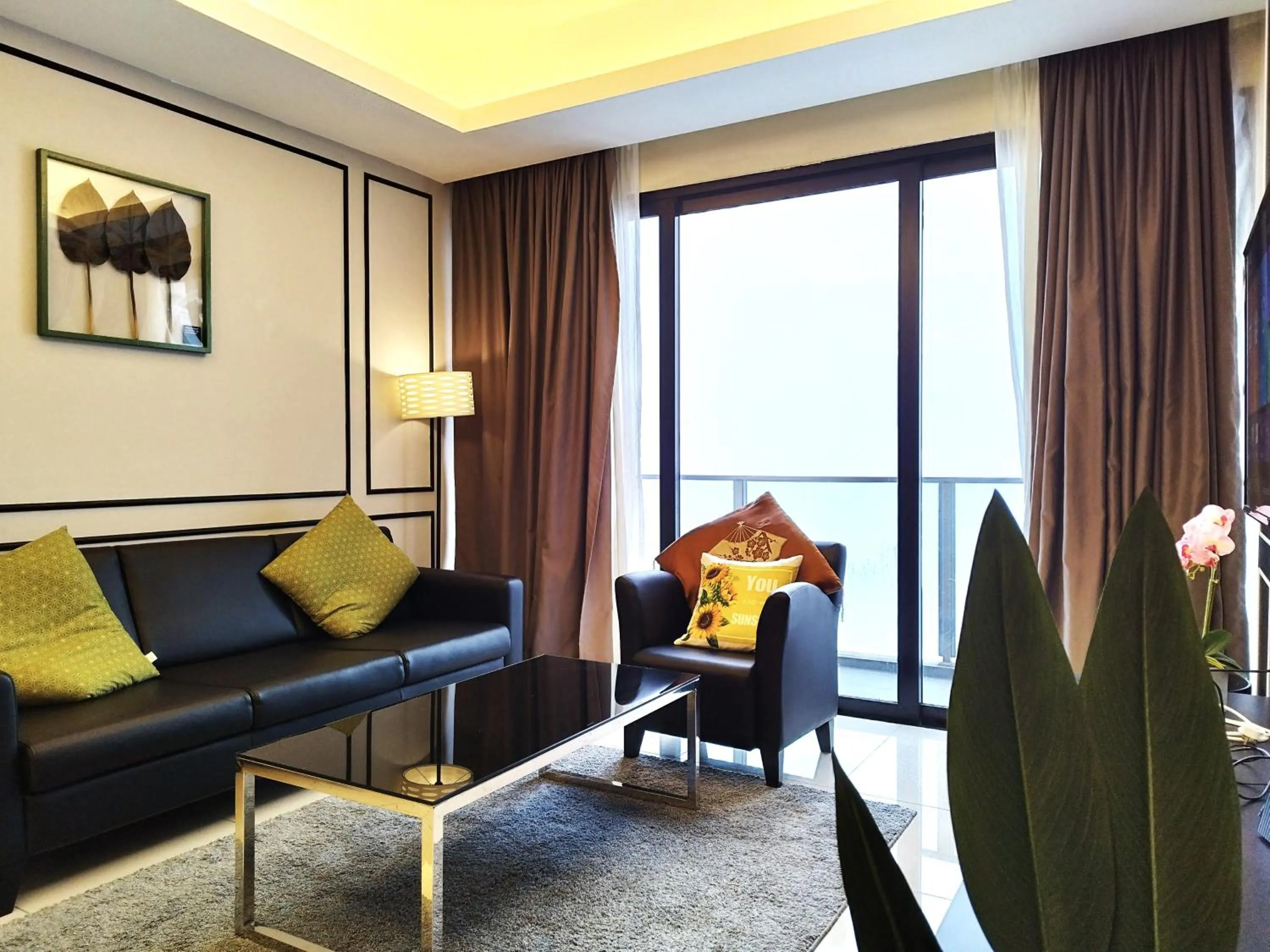 Living room in GENTING FoggyCold StayCation AT Ion Delemen By HAPYHOME