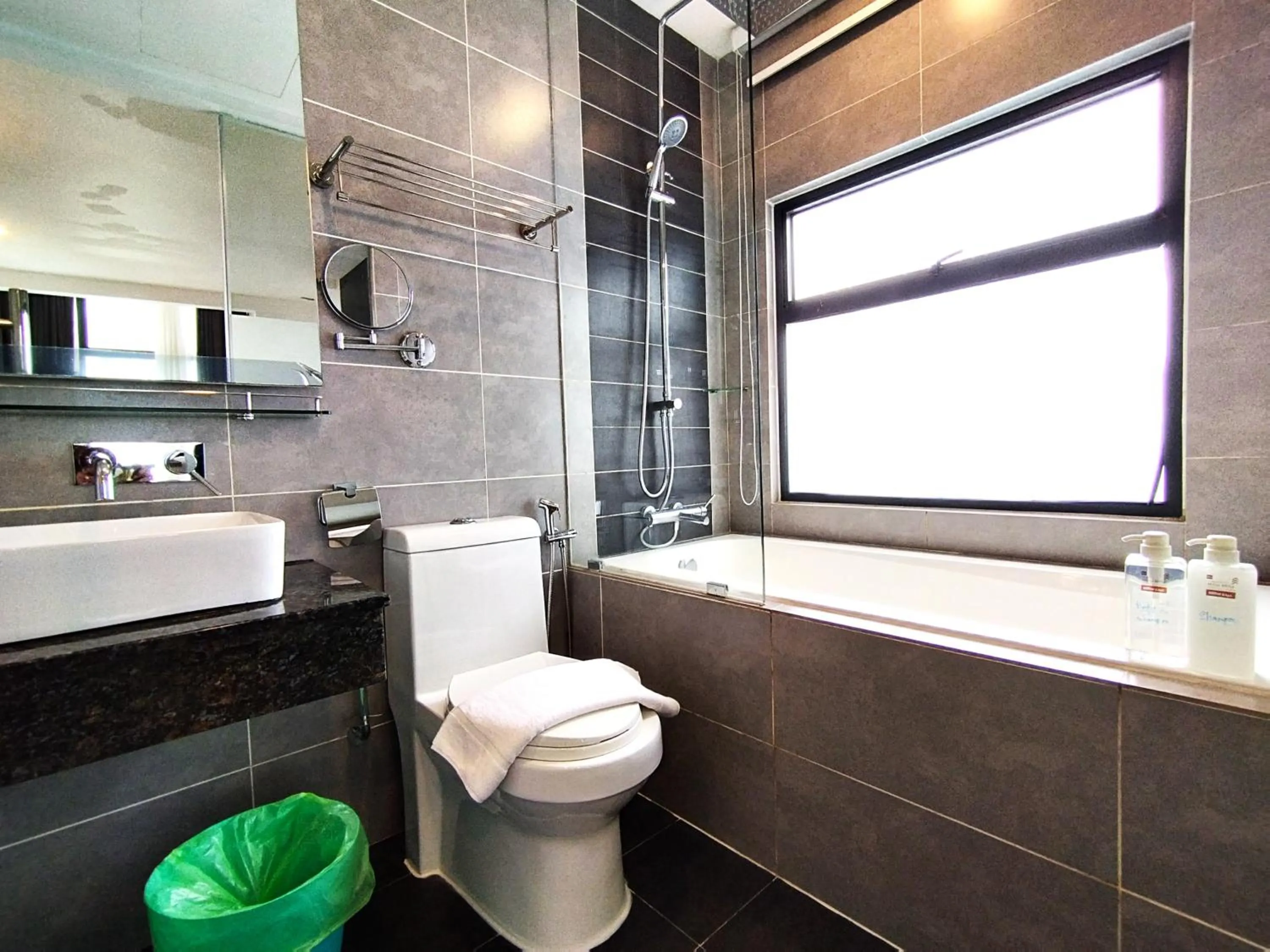 Bath in GENTING FoggyCold StayCation AT Ion Delemen By HAPYHOME