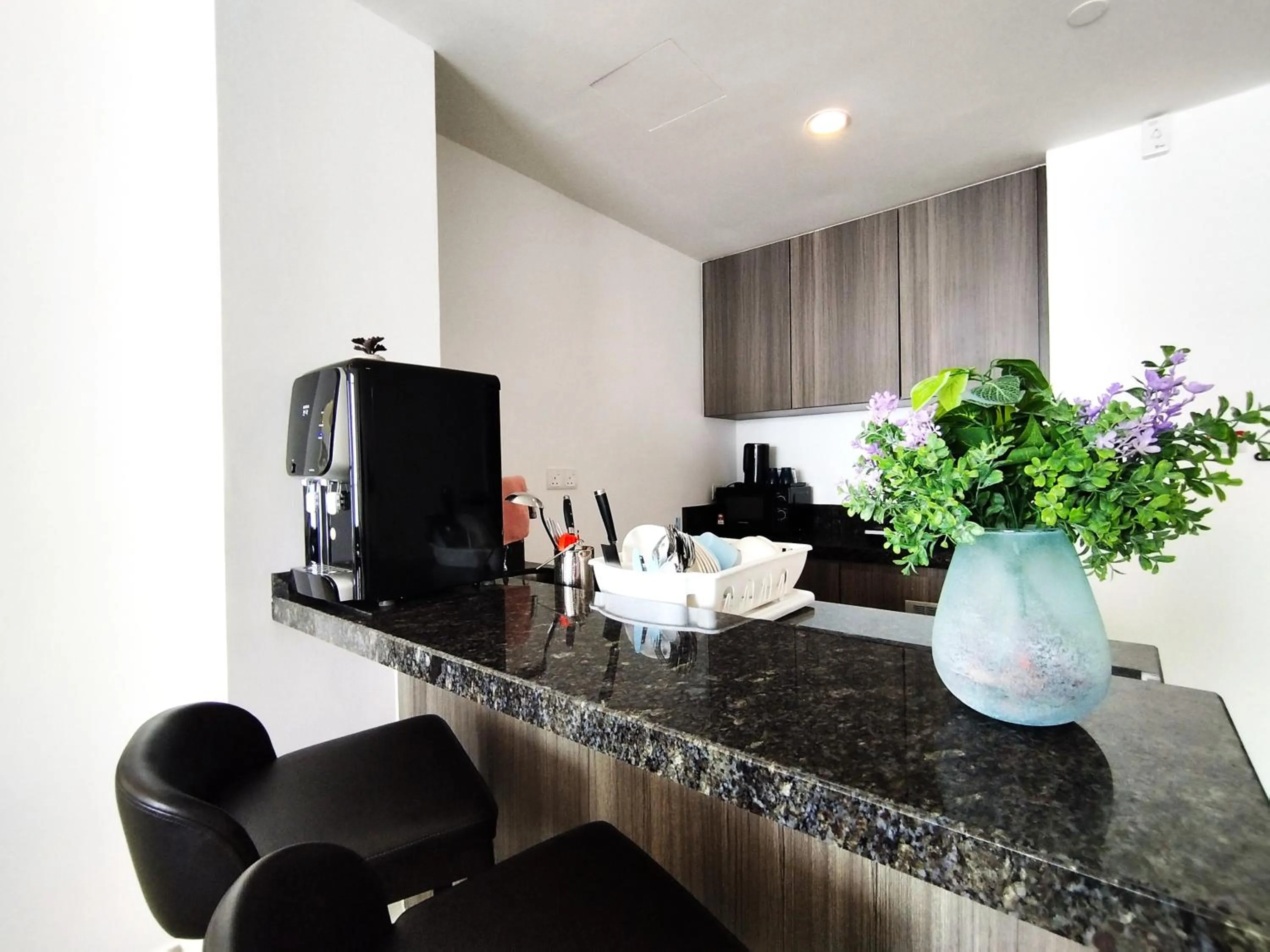 kitchen in GENTING FoggyCold StayCation AT Ion Delemen By HAPYHOME