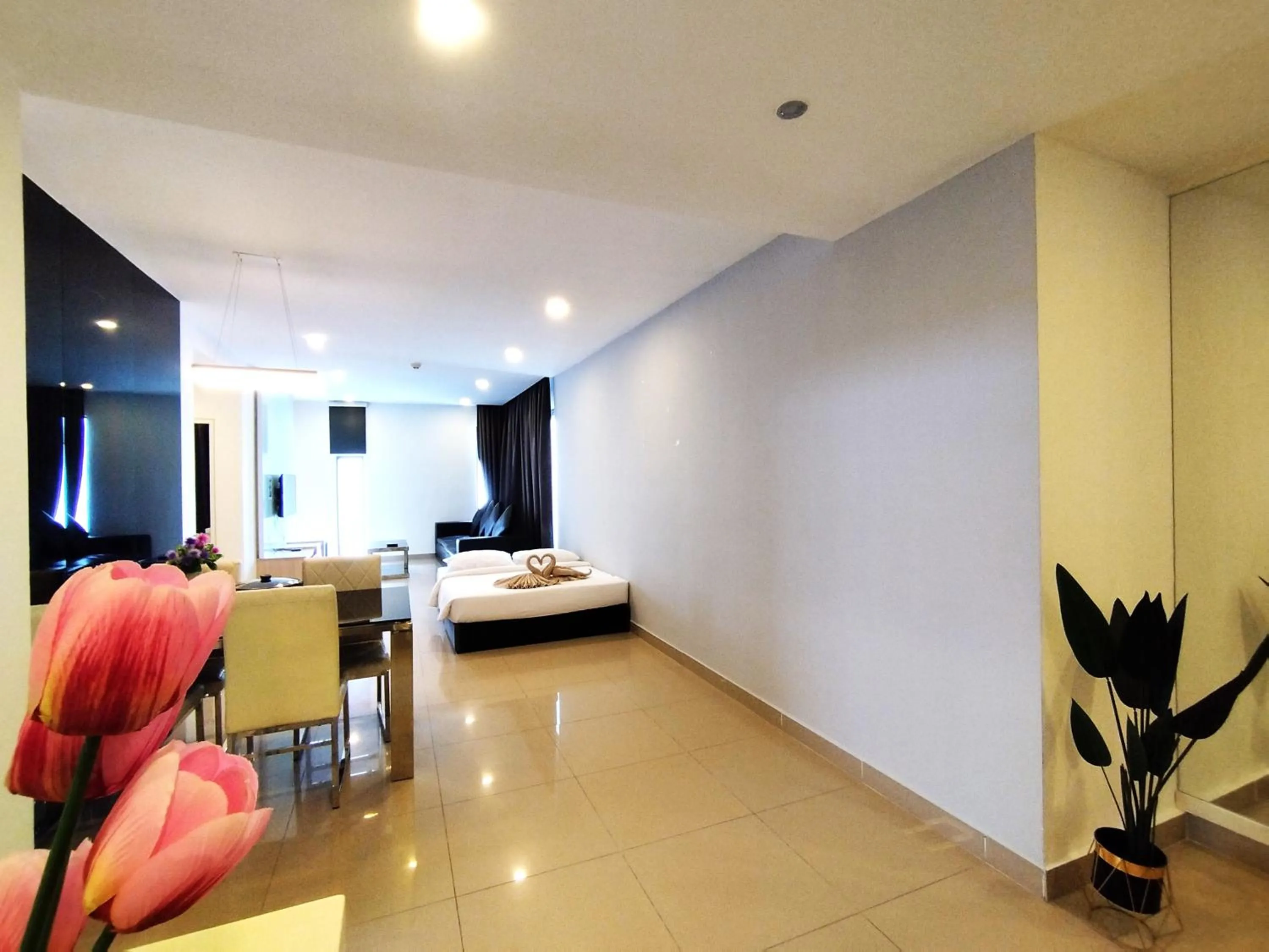 Living room, Bed in GENTING FoggyCold StayCation AT Ion Delemen By HAPYHOME