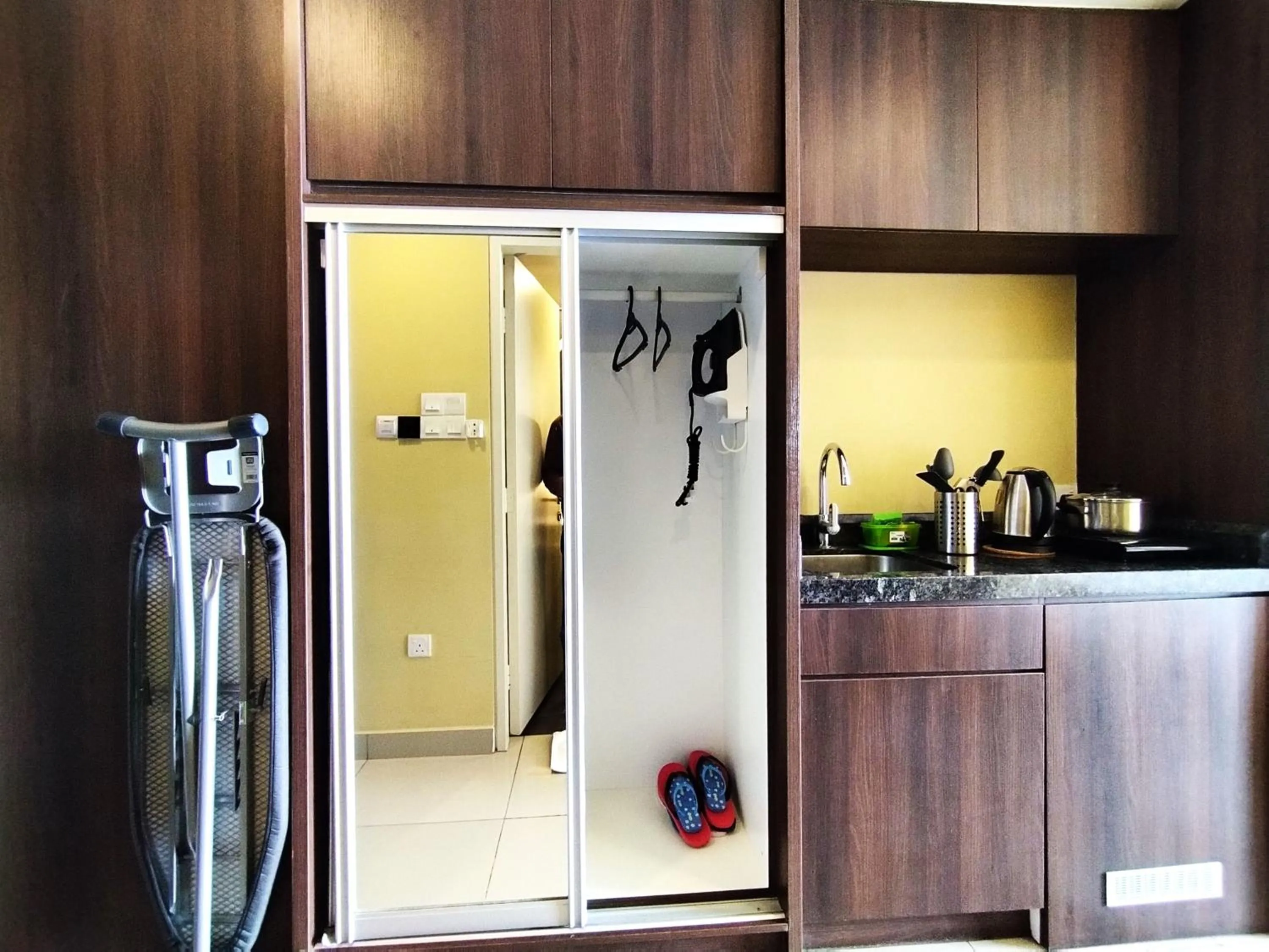 Kitchen or kitchenette in GENTING FoggyCold StayCation AT Ion Delemen By HAPYHOME