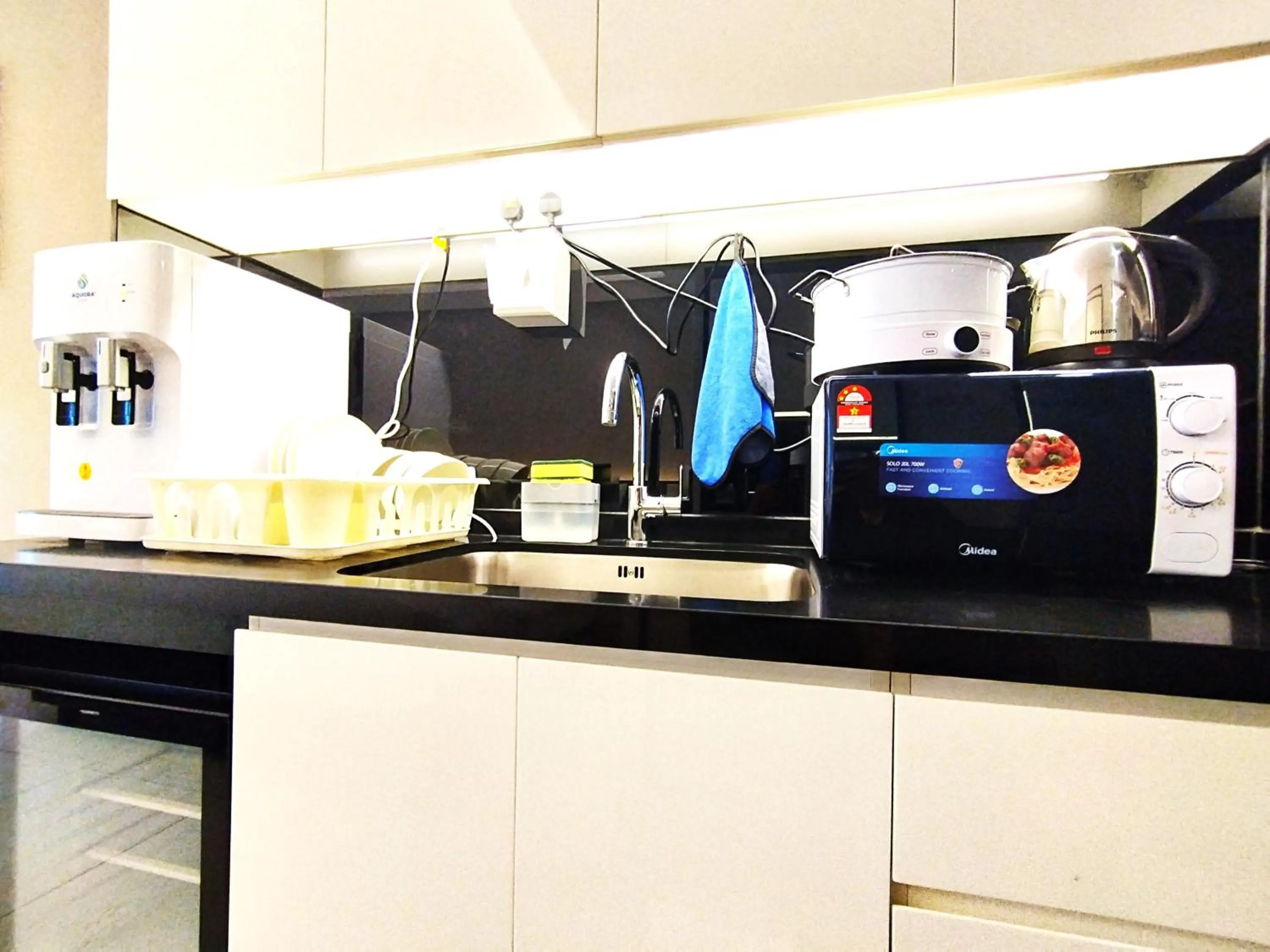 kitchen in GENTING FoggyCold StayCation AT Ion Delemen By HAPYHOME