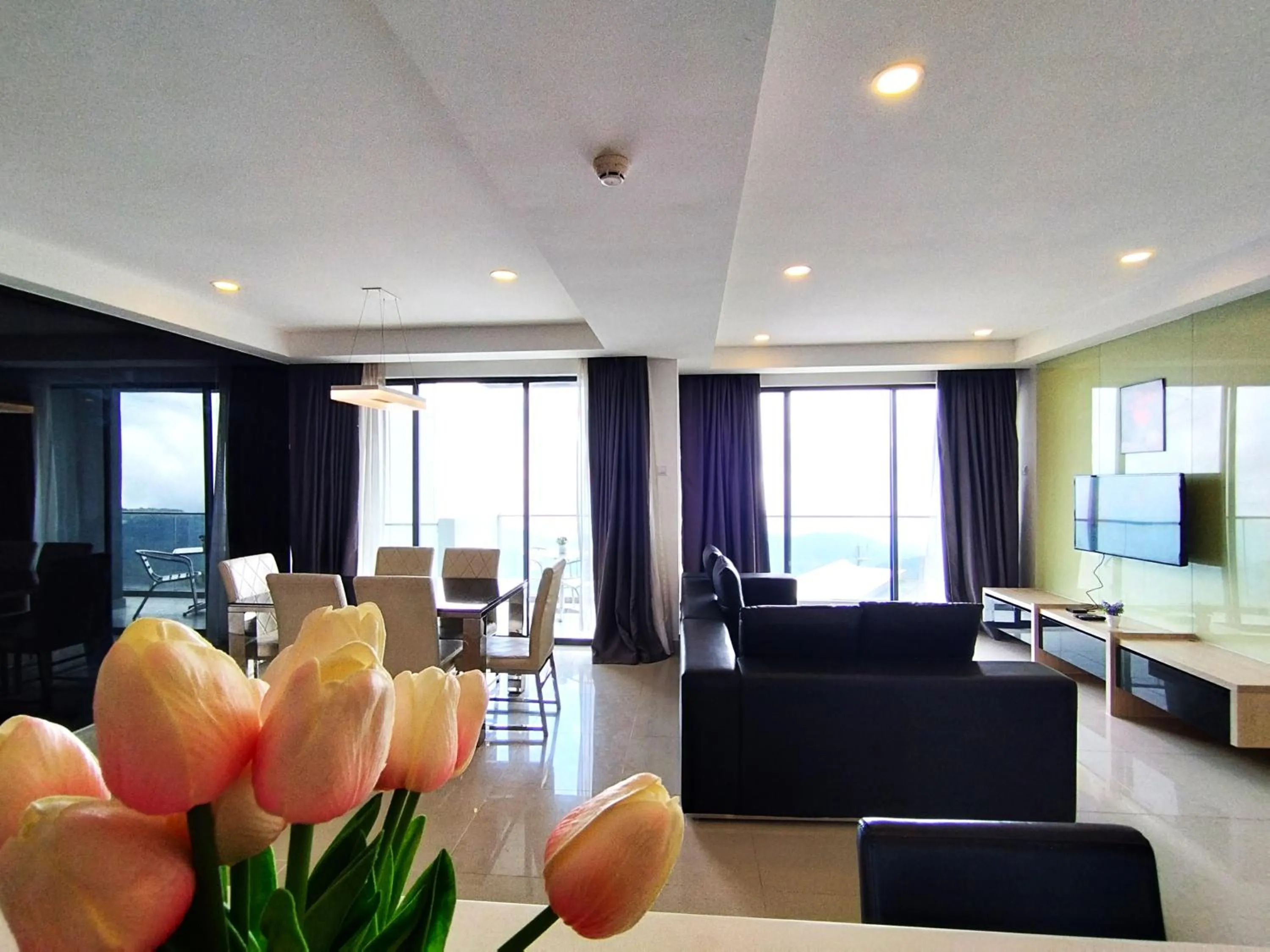 Living room in GENTING FoggyCold StayCation AT Ion Delemen By HAPYHOME